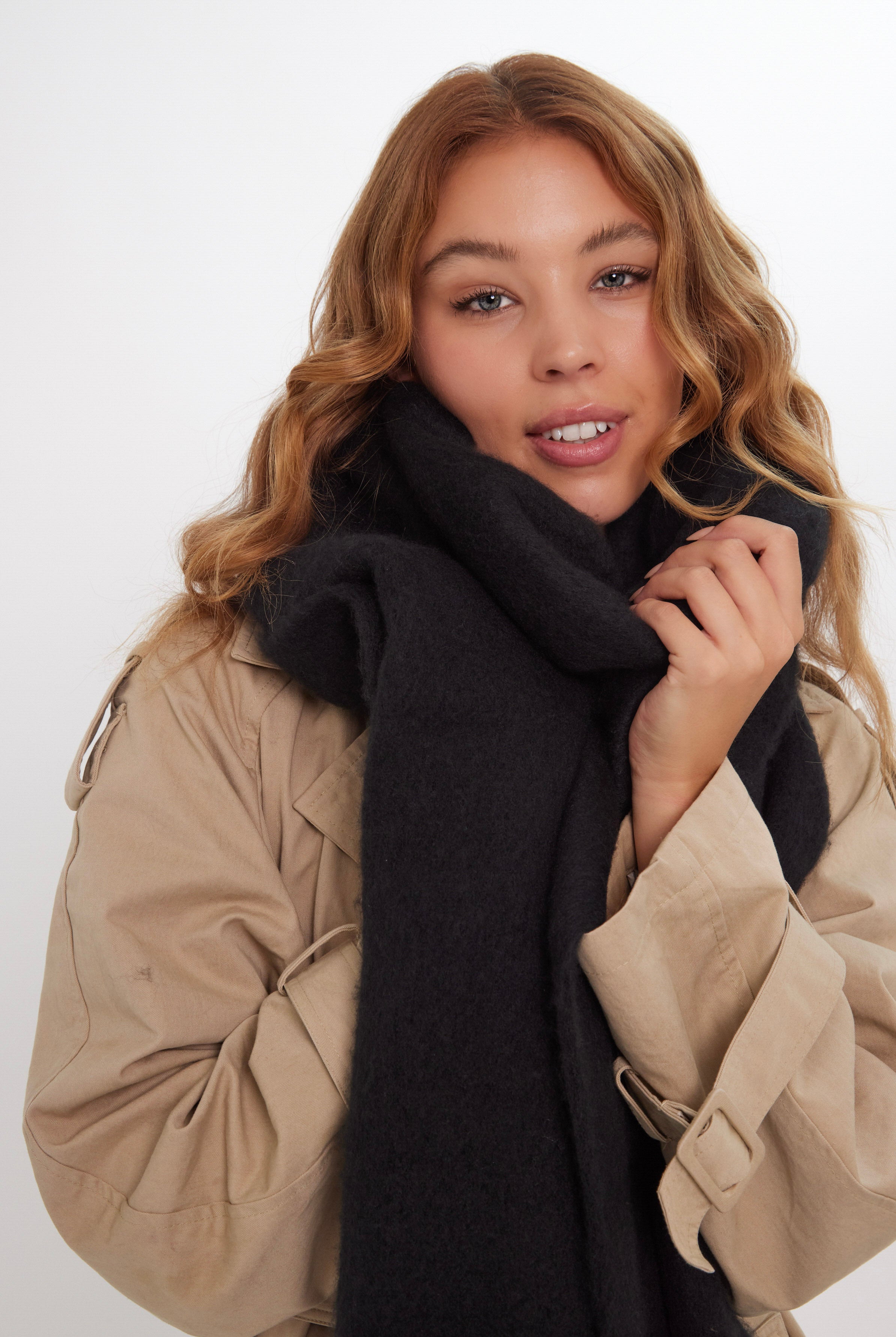 Women’s Oversized Chunky Blanket Scarf in Black