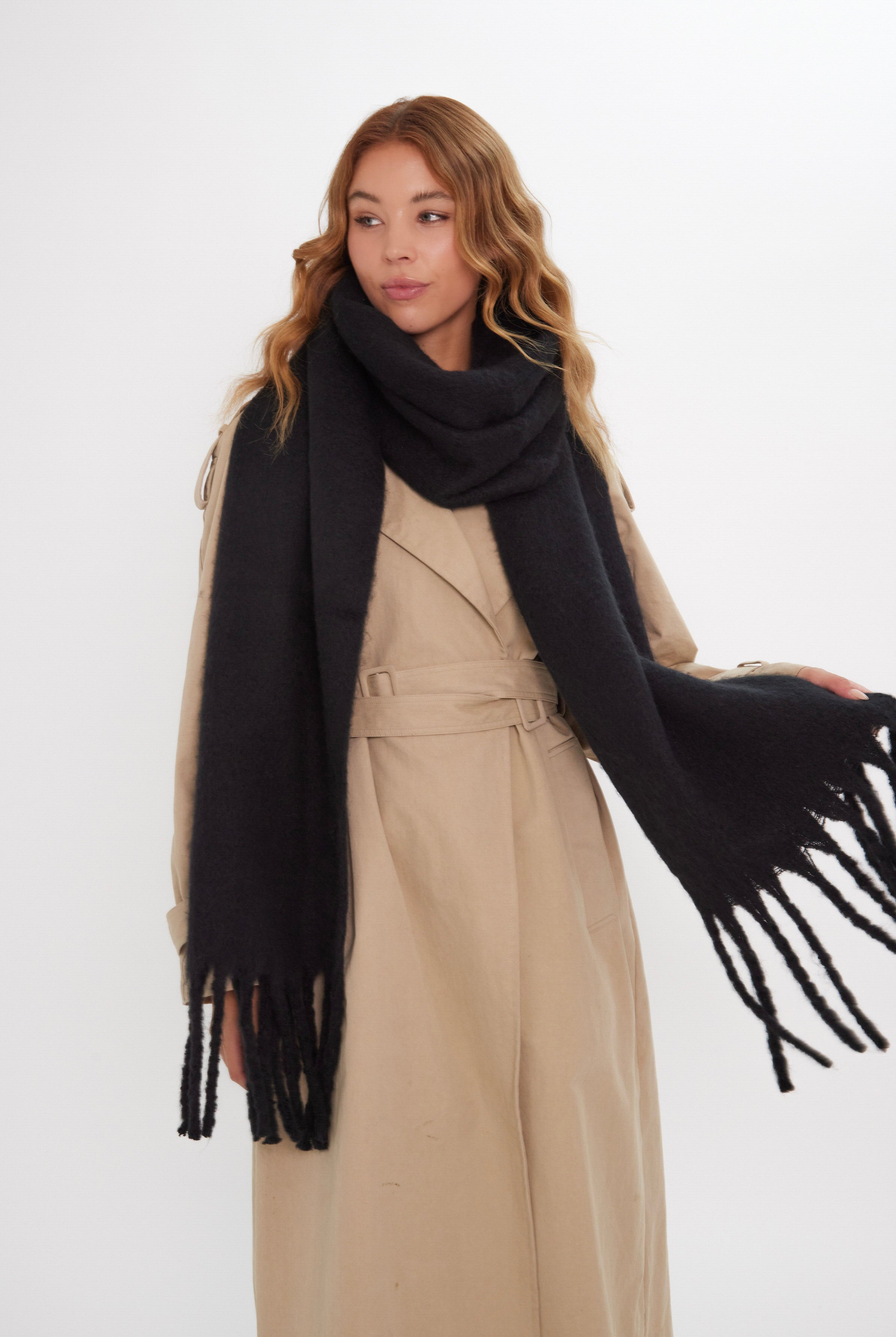 Women’s Oversized Chunky Blanket Scarf in Black