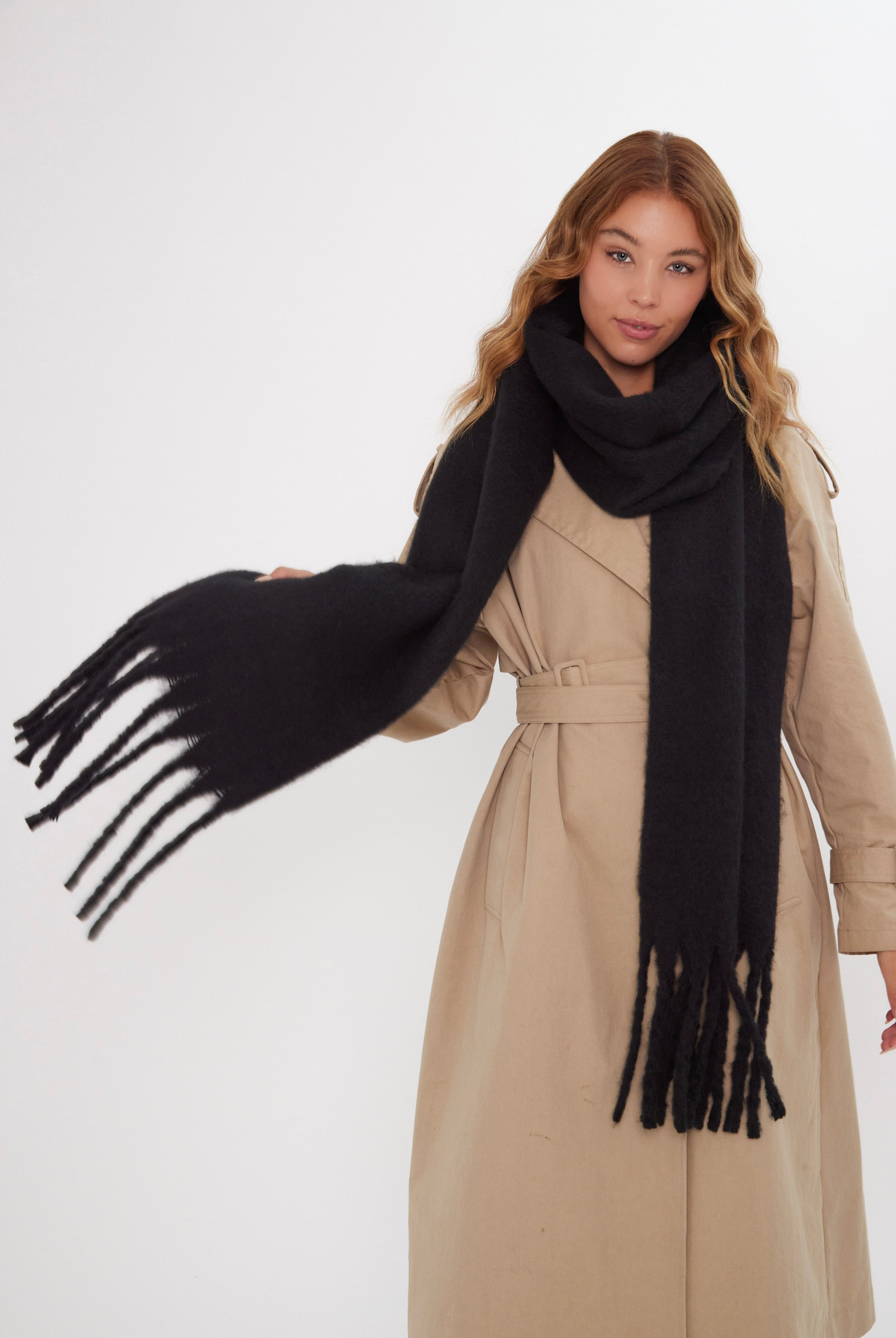 Women’s Oversized Chunky Blanket Scarf in Black