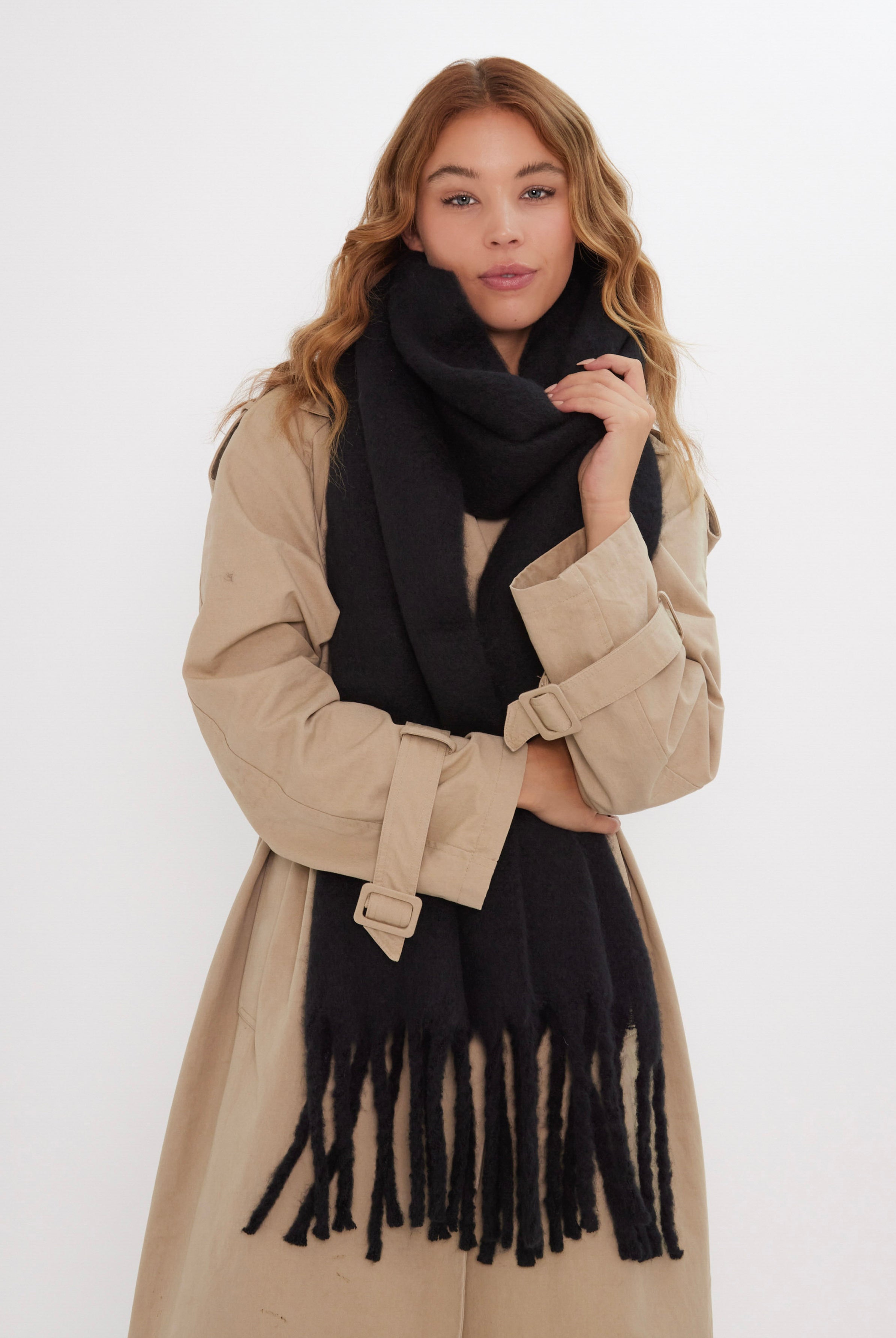 Women’s Oversized Chunky Blanket Scarf in Black
