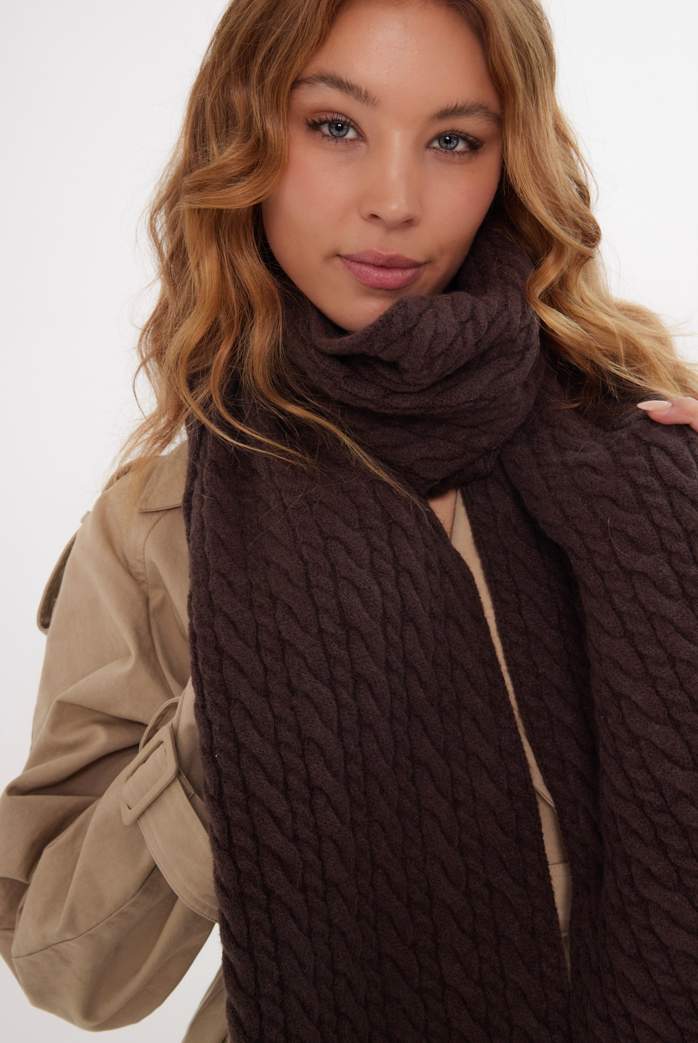 Women’s Cable Knitted Scarf in Brown