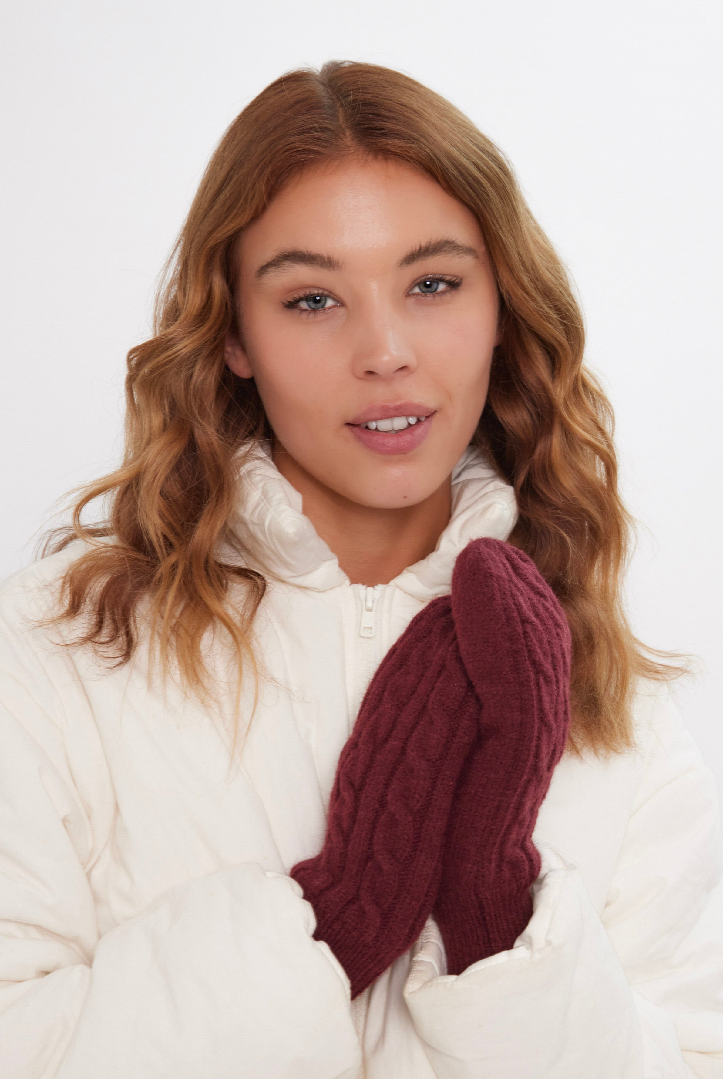 Women’s Cable Knit Mittens in Burgundy