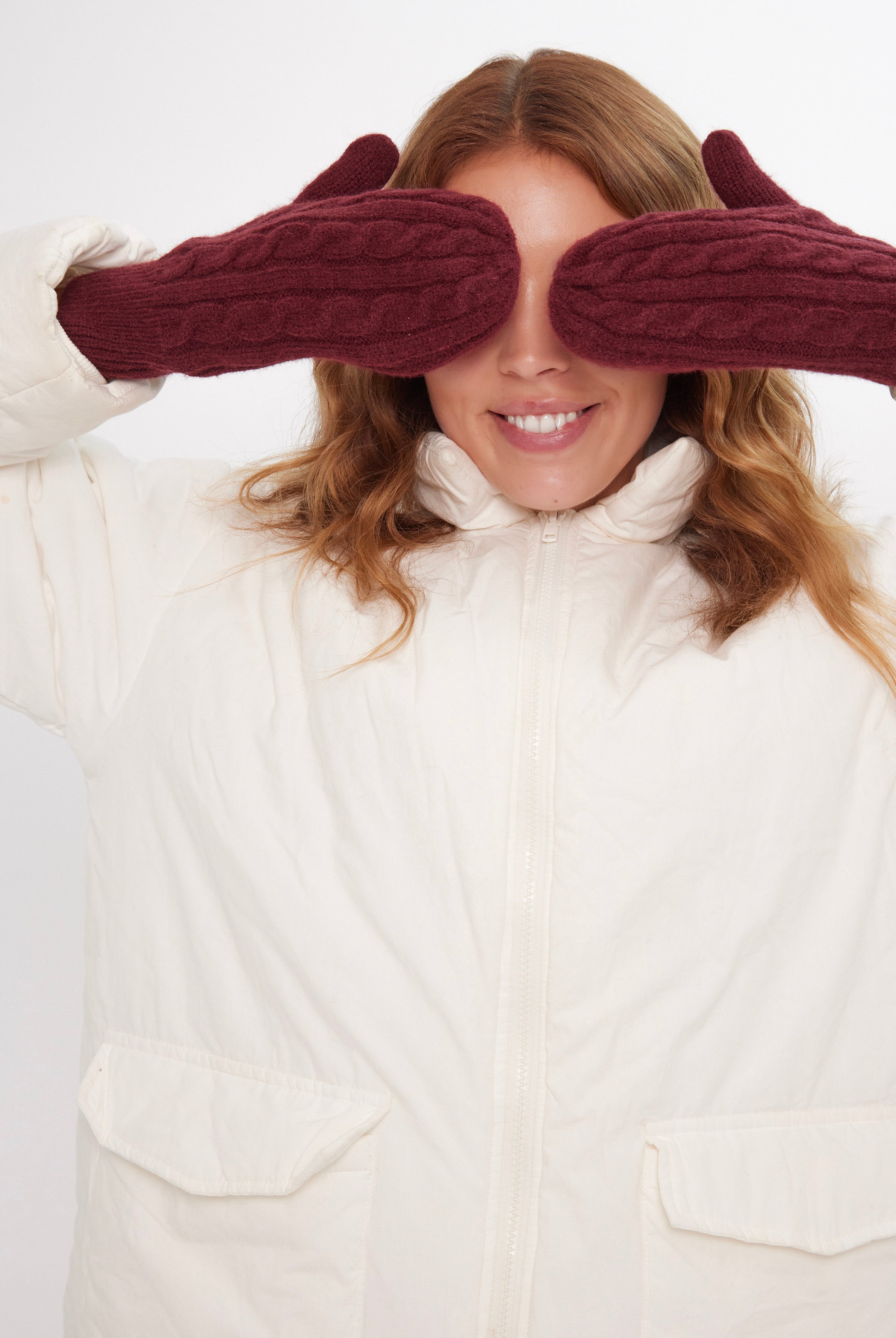 Women’s Cable Knit Mittens in Burgundy