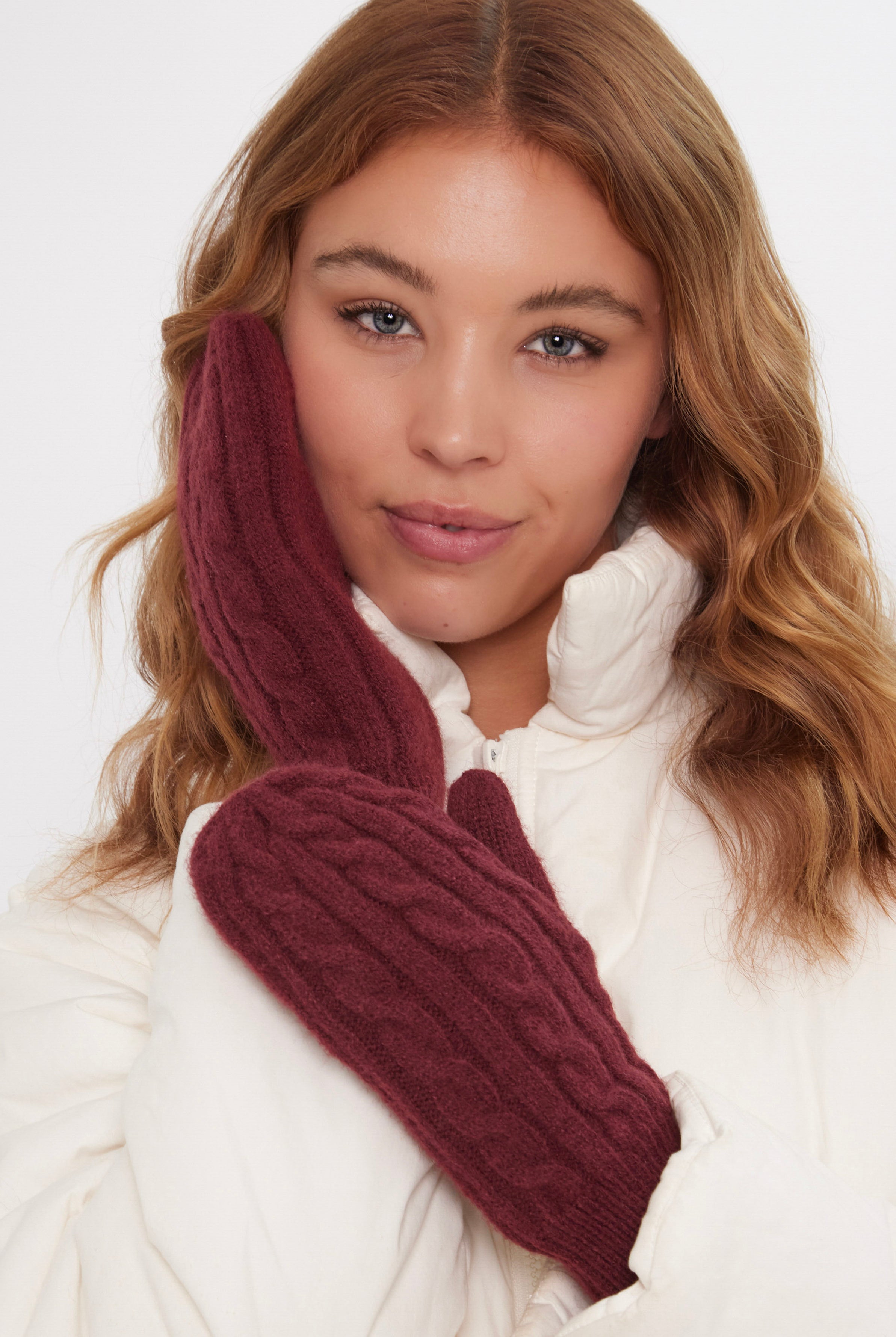 Women’s Cable Knit Mittens in Burgundy
