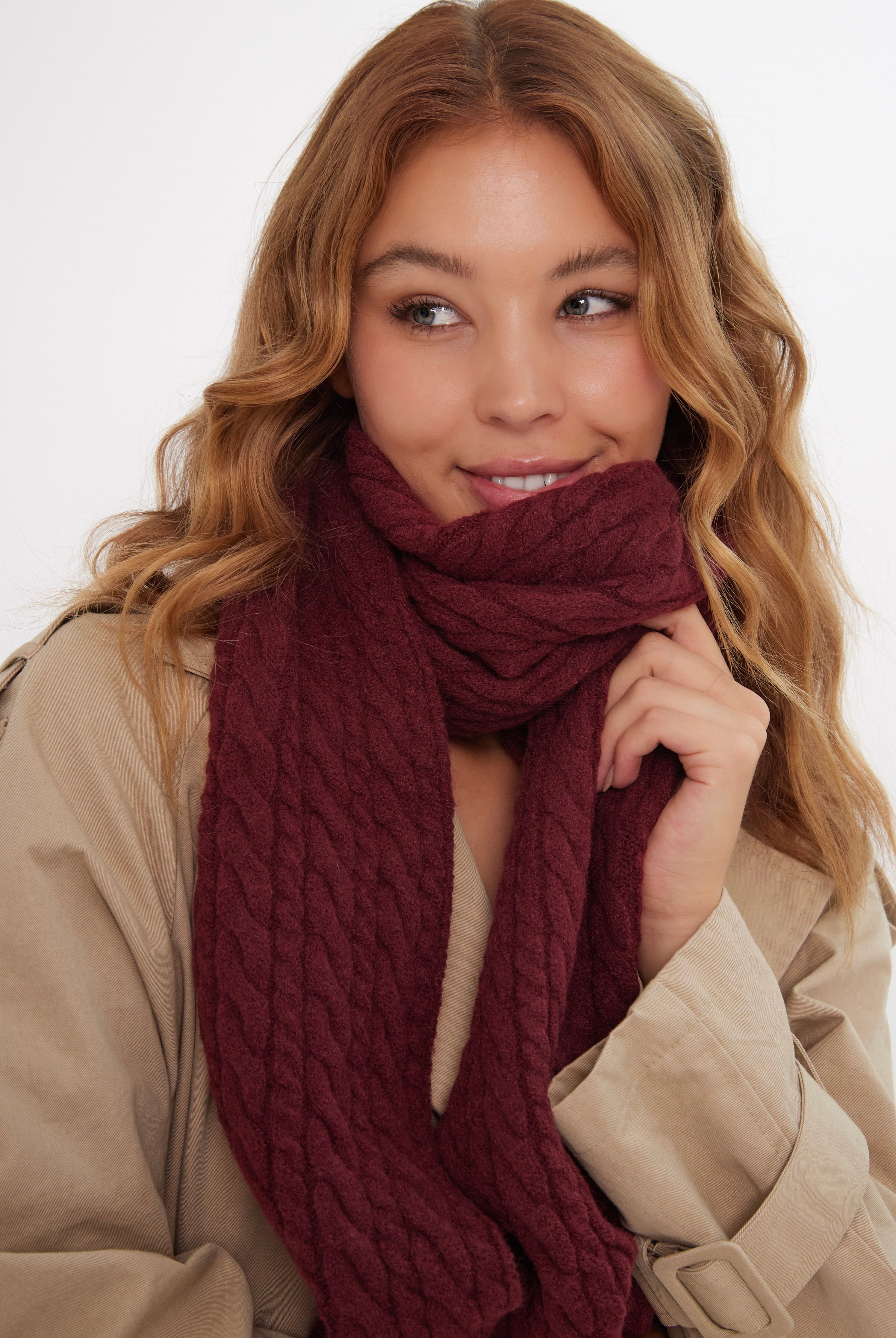 Women’s Cable Knitted Scarf in Burgundy