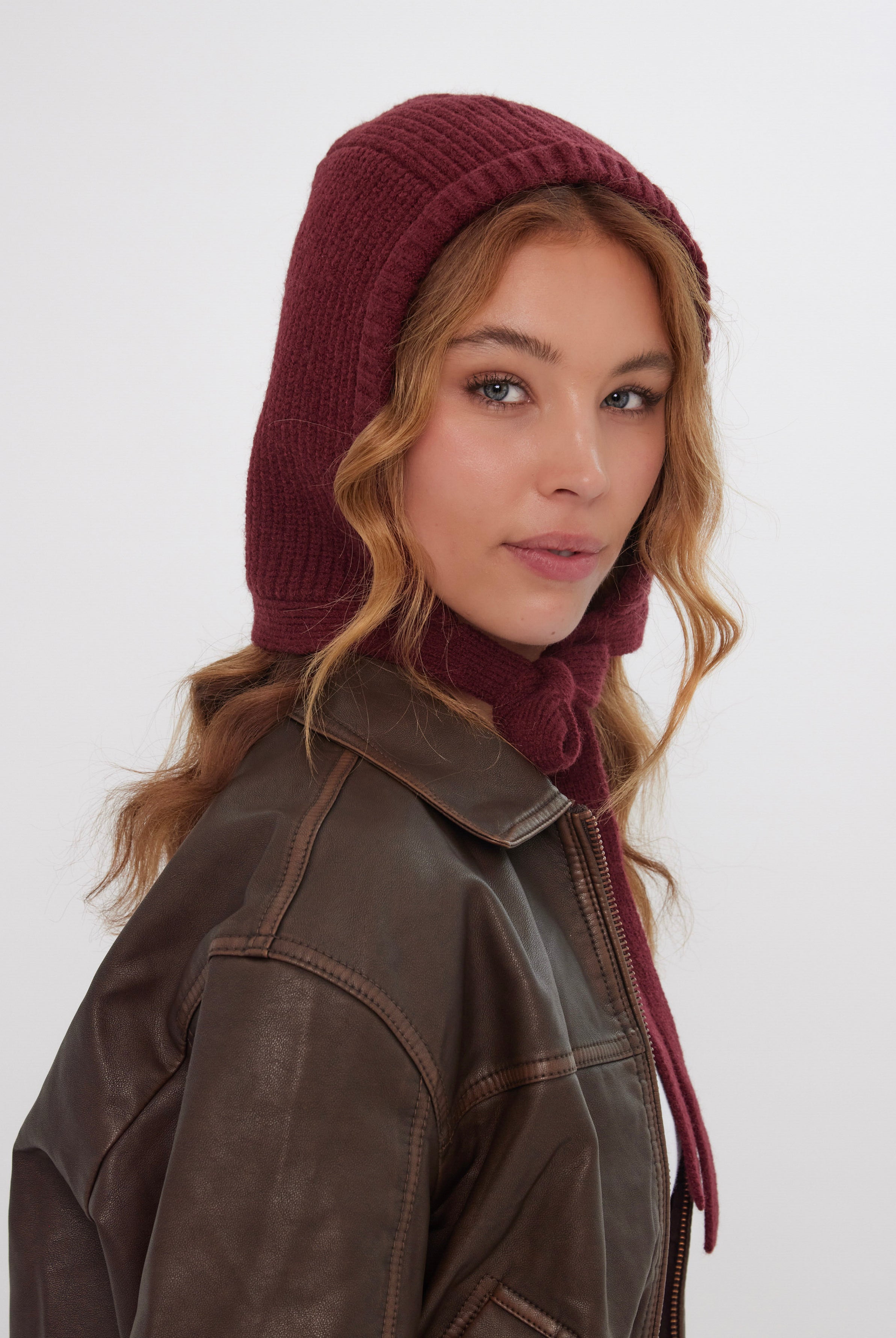Women’s Knitted Bonnet in Burgundy