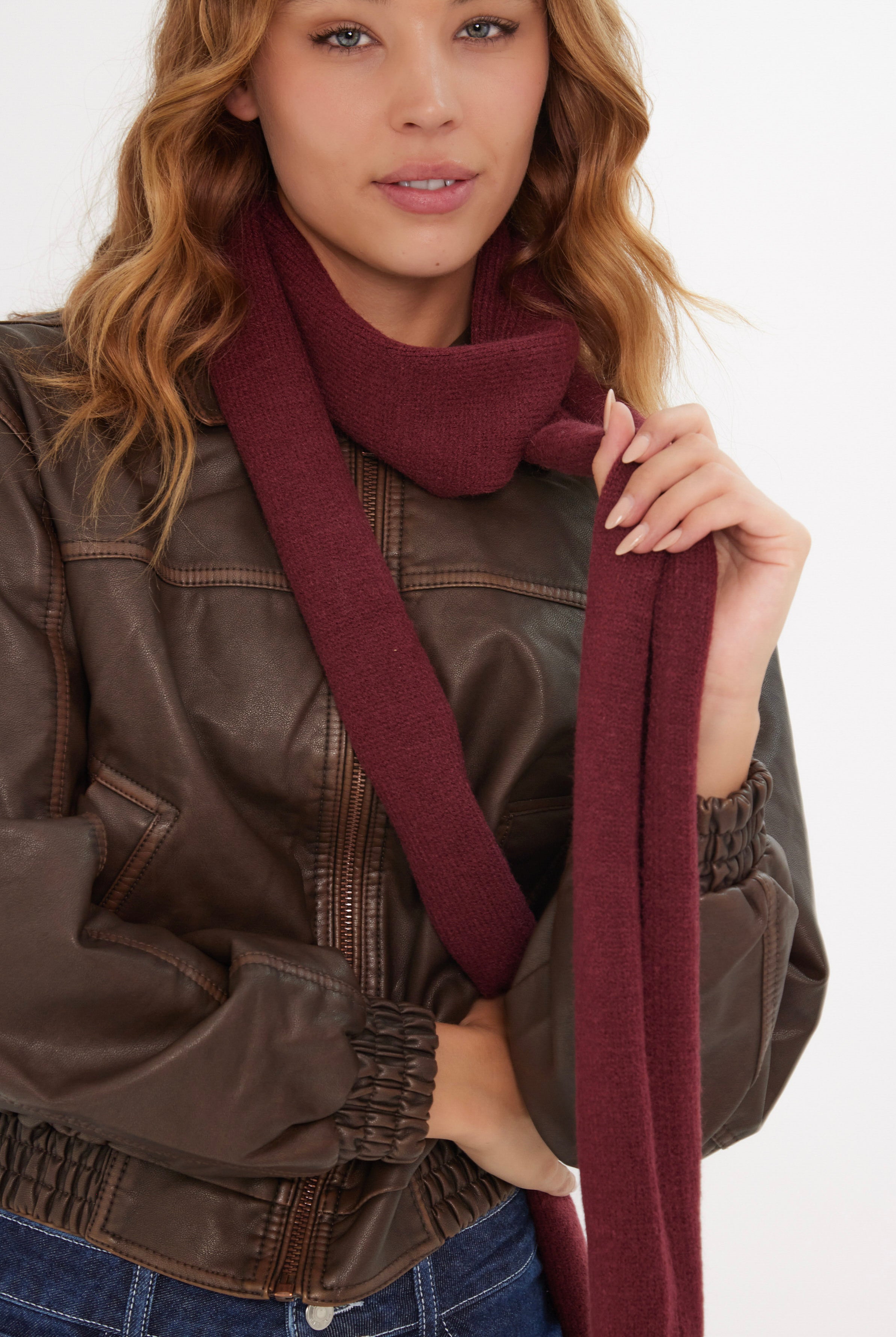 Women’s Knitted Skinny Scarf in Burgundy