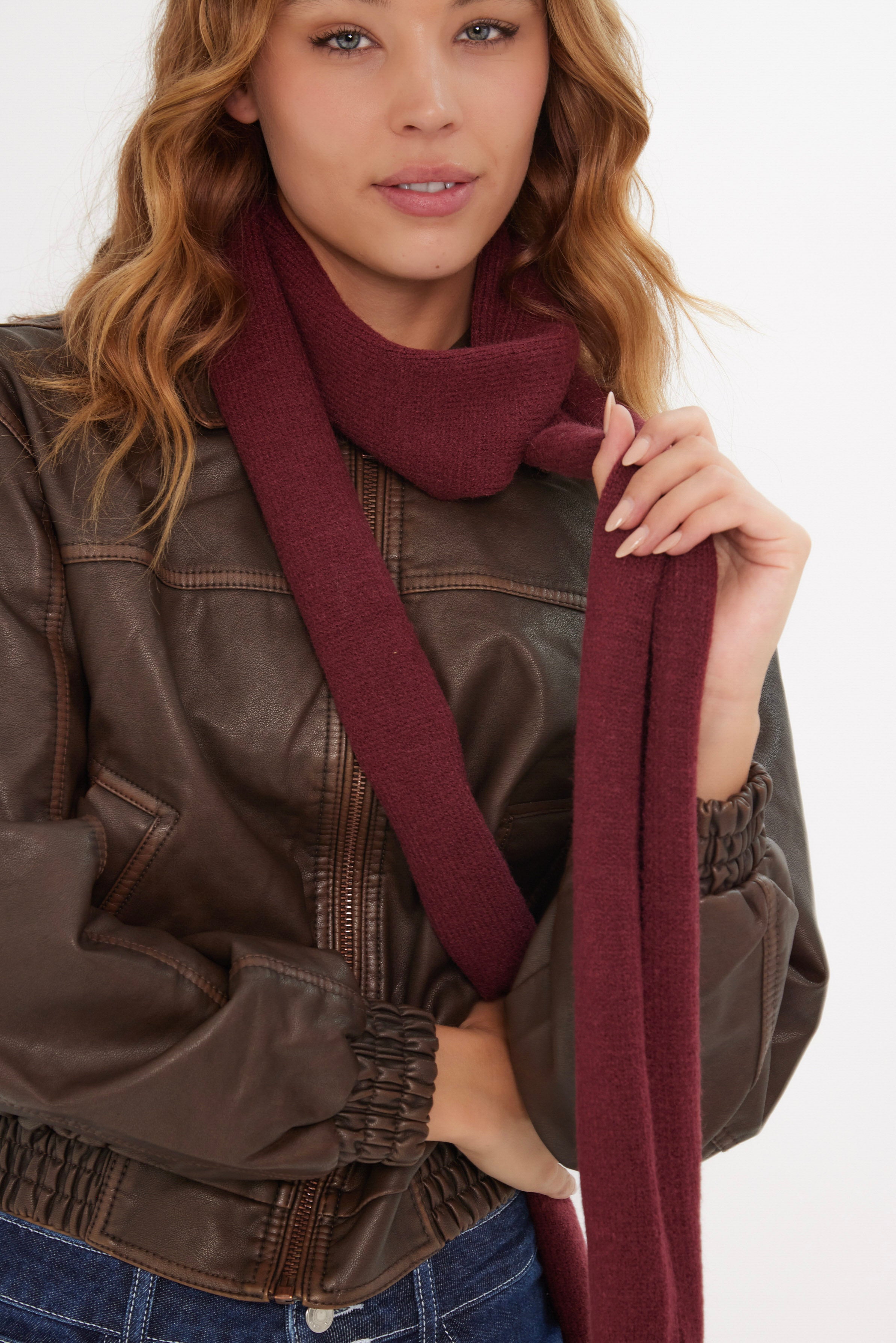 Women’s Knitted Skinny Scarf in Burgundy