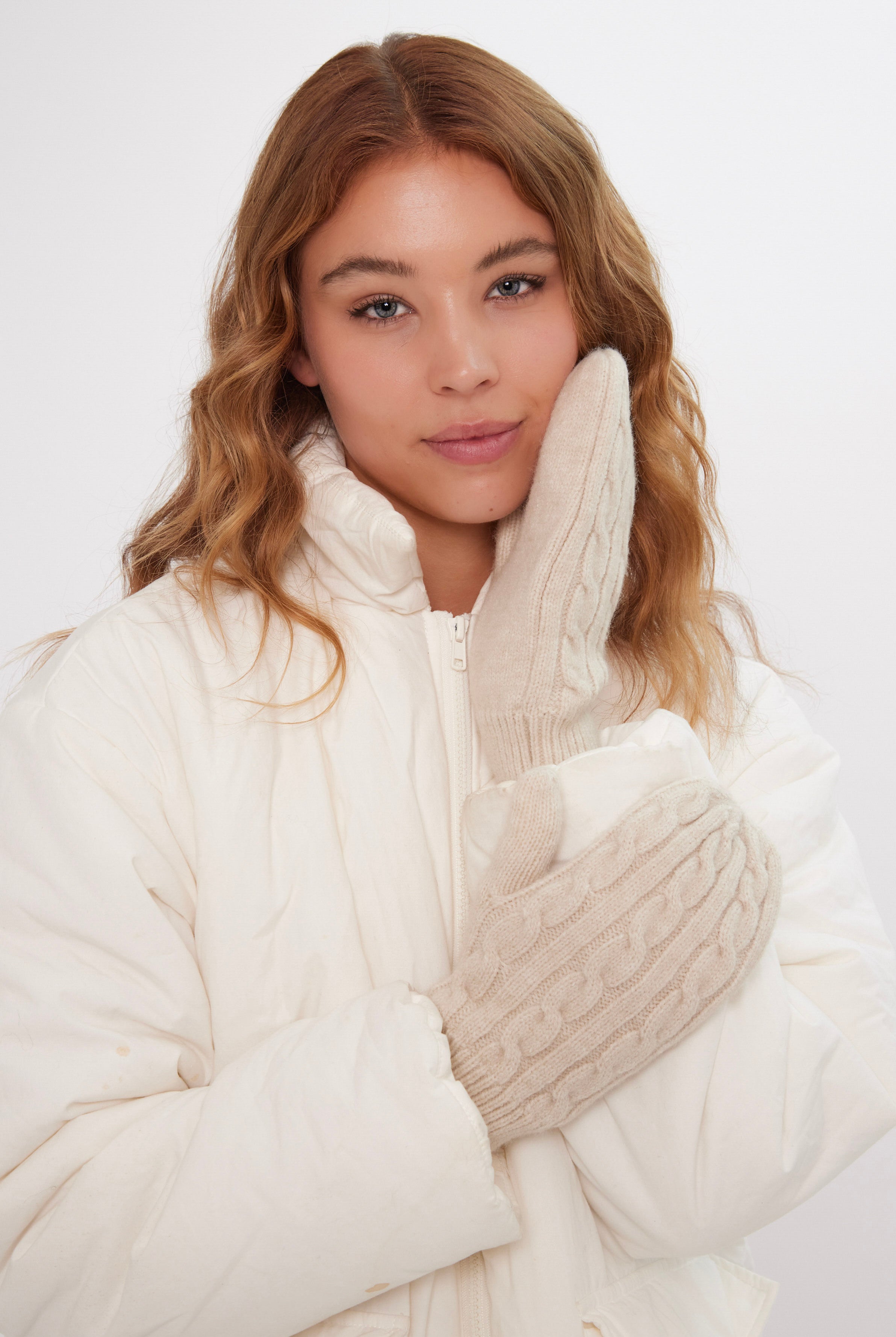 Women’s Cable Knit Mittens in Cream