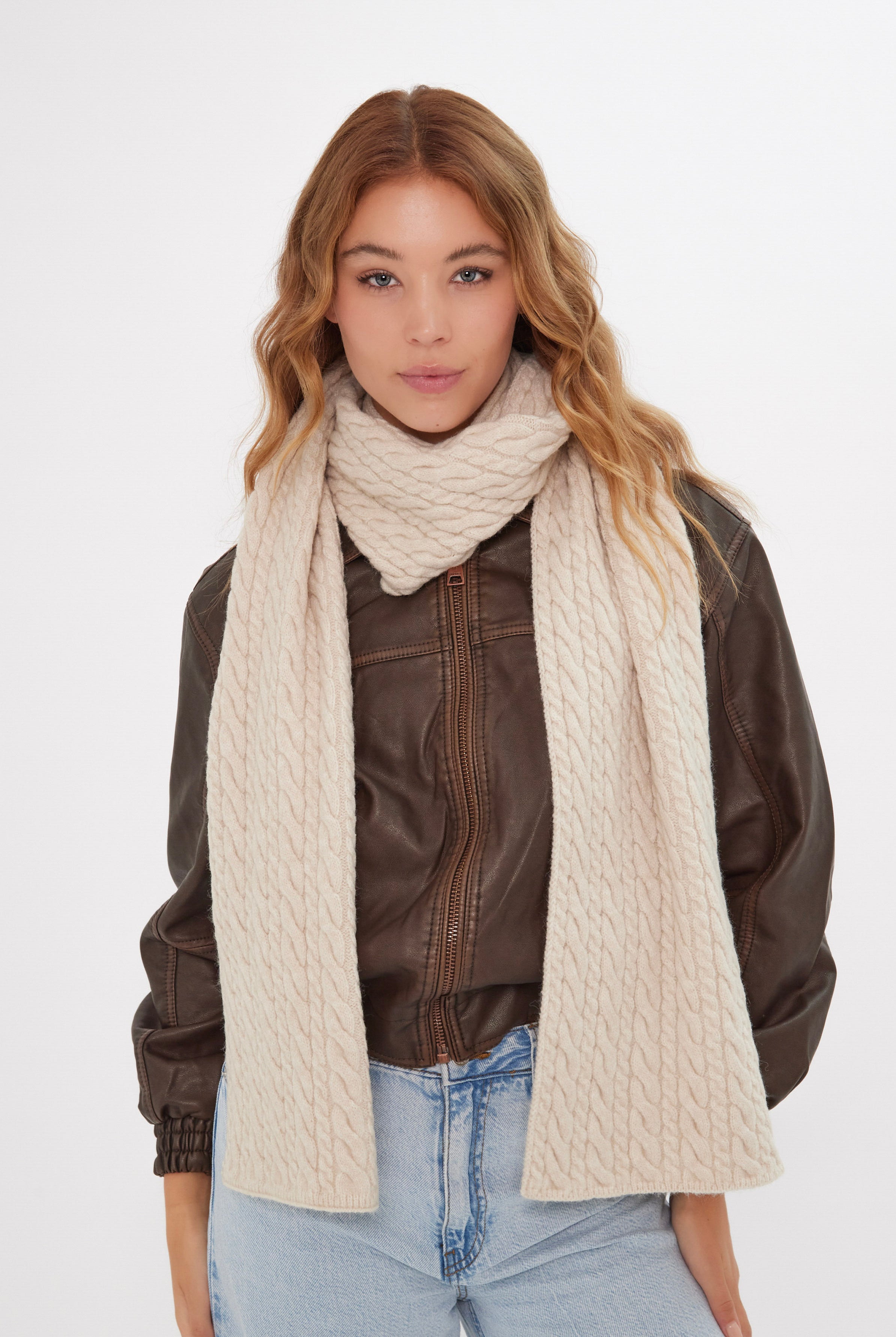 Women’s Cable Knitted Scarf in Cream
