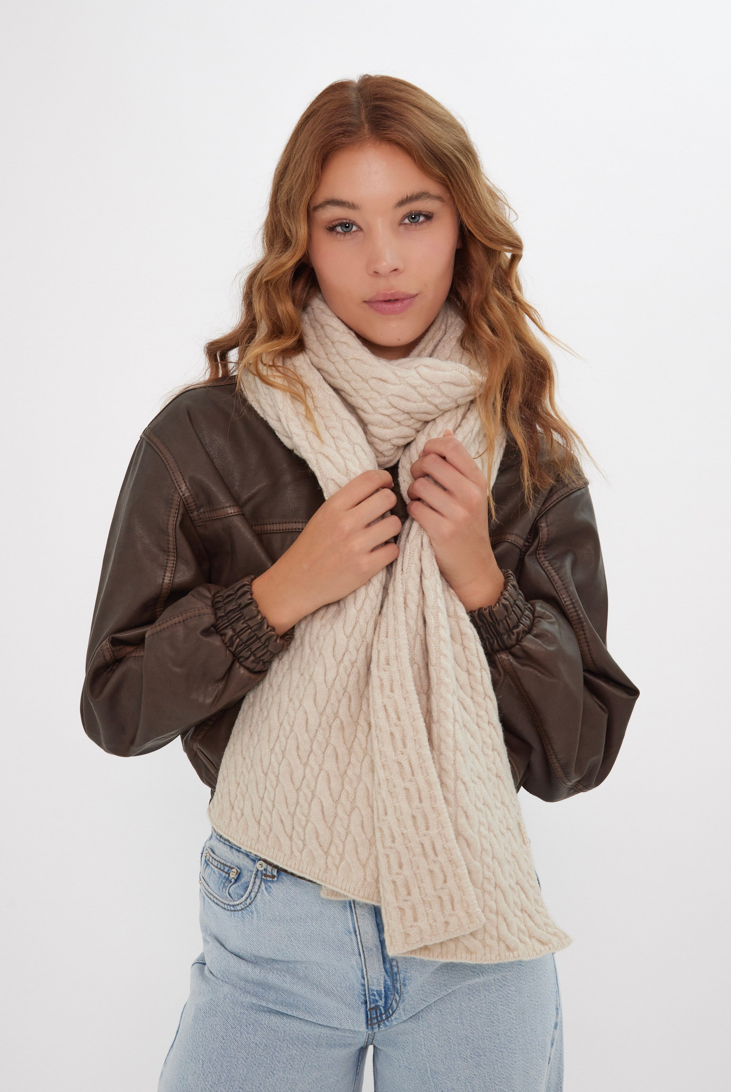 Women’s Cable Knitted Scarf in Cream