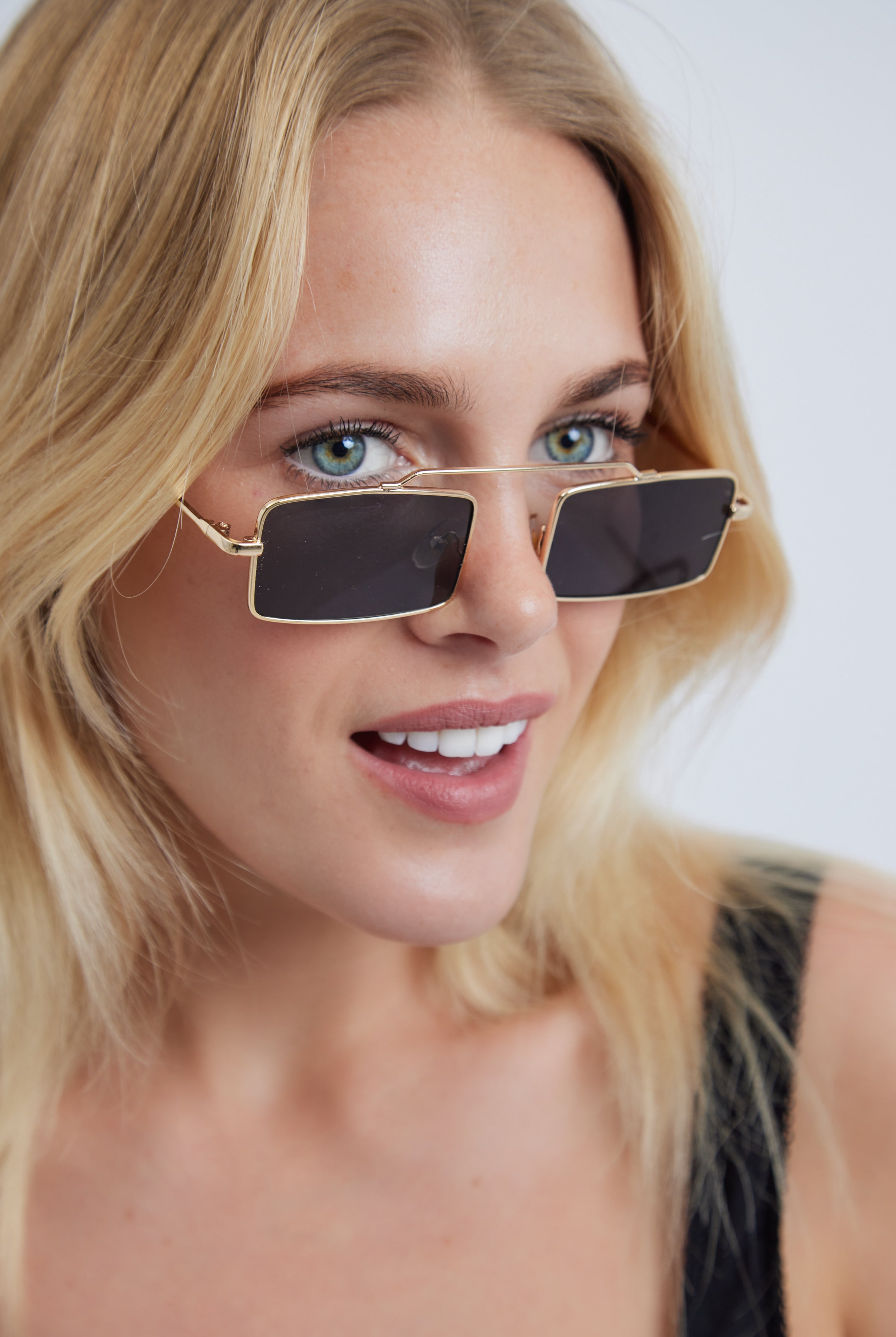 Women’s Metal Rectangle Sunglasses in Gold