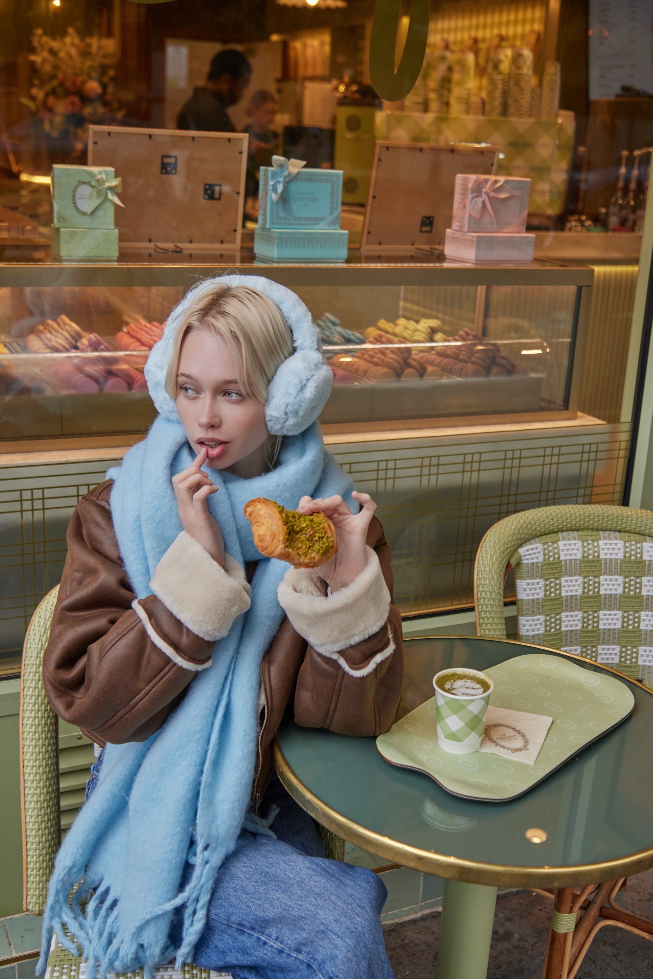 Woman's Oversized Chunky Blanket Scarf in Glacial Blue