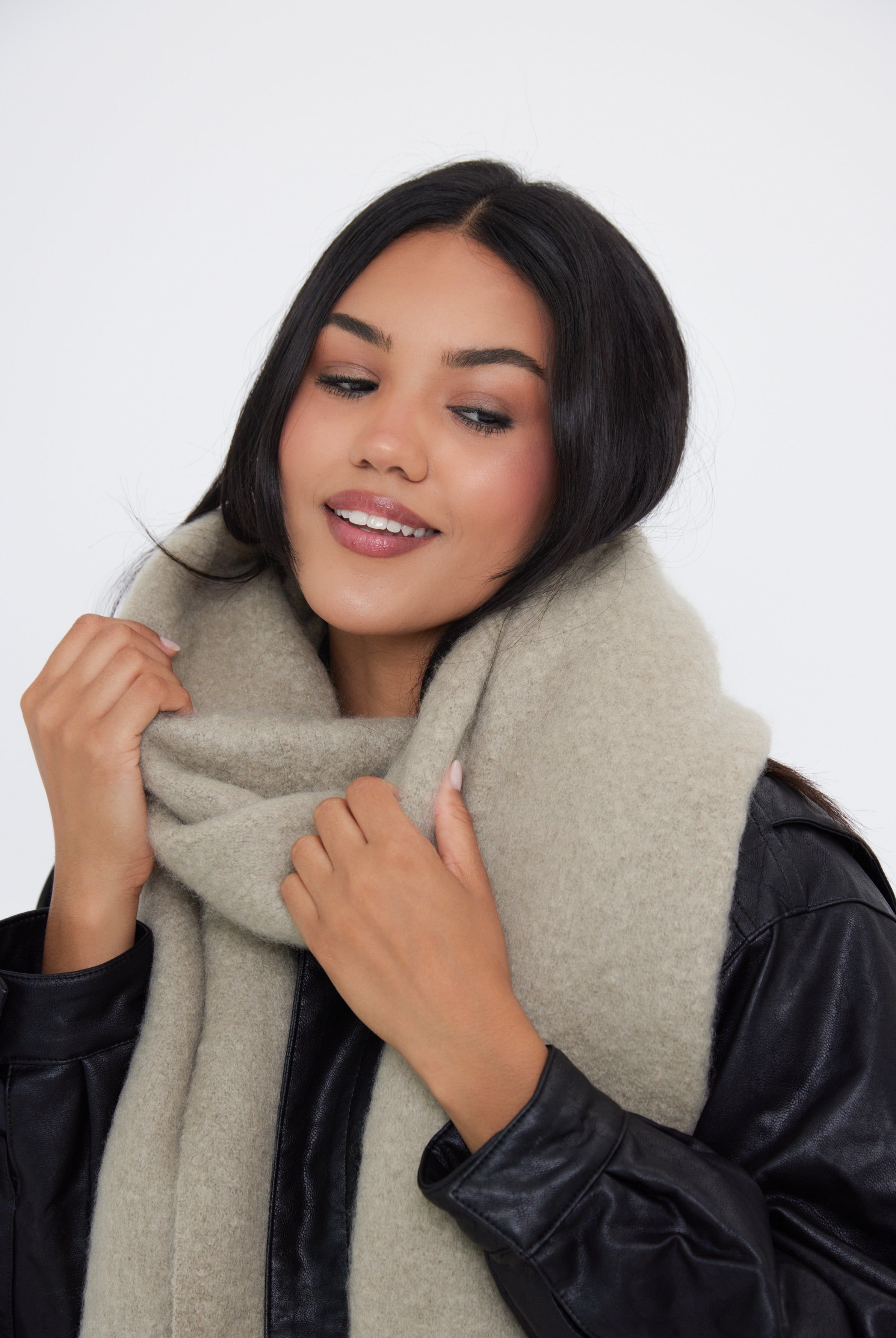Woman's Oversized Chunky Blanket Scarf in Taupe Grey