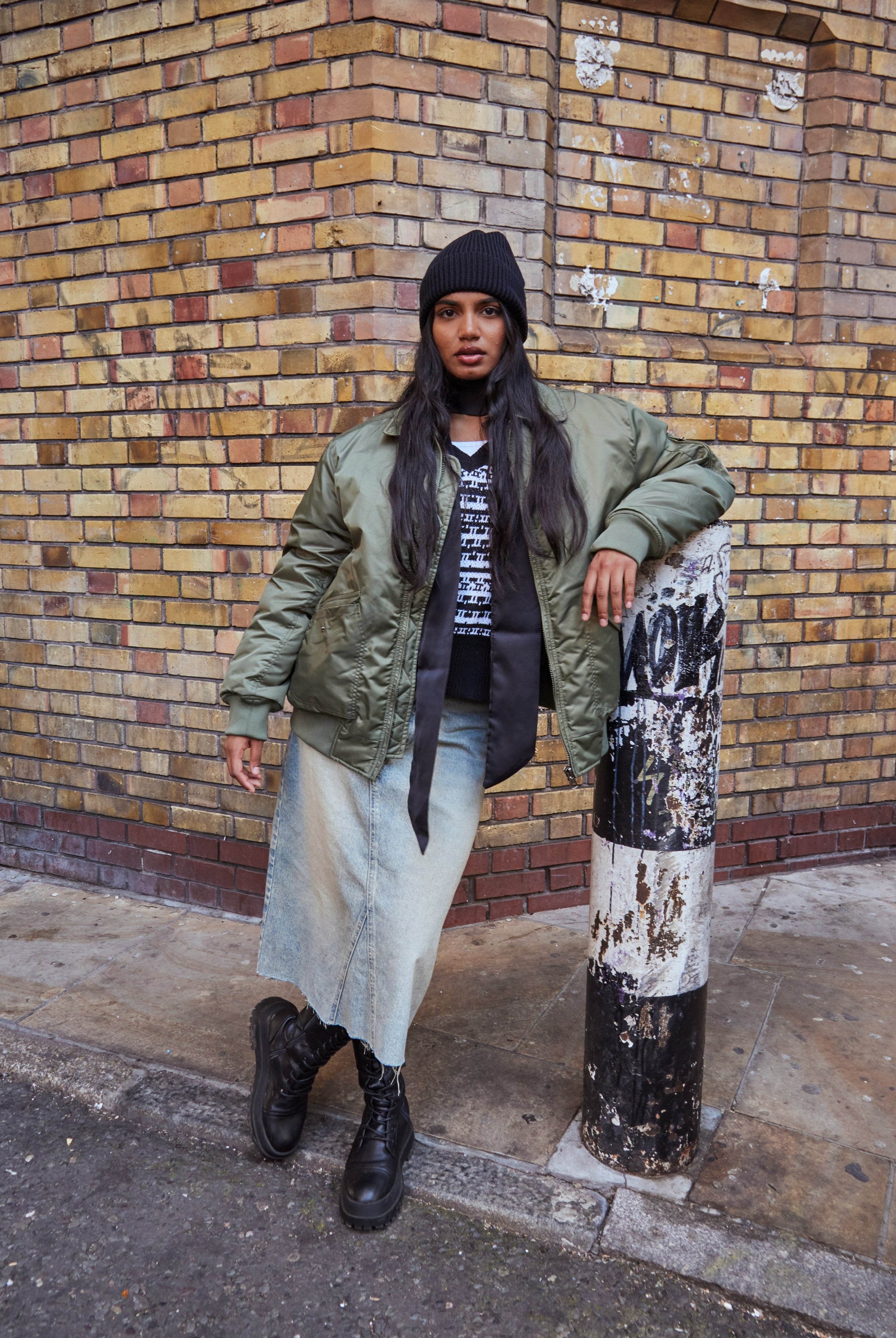 Woman's Ribbed Knitted Beanie in Black