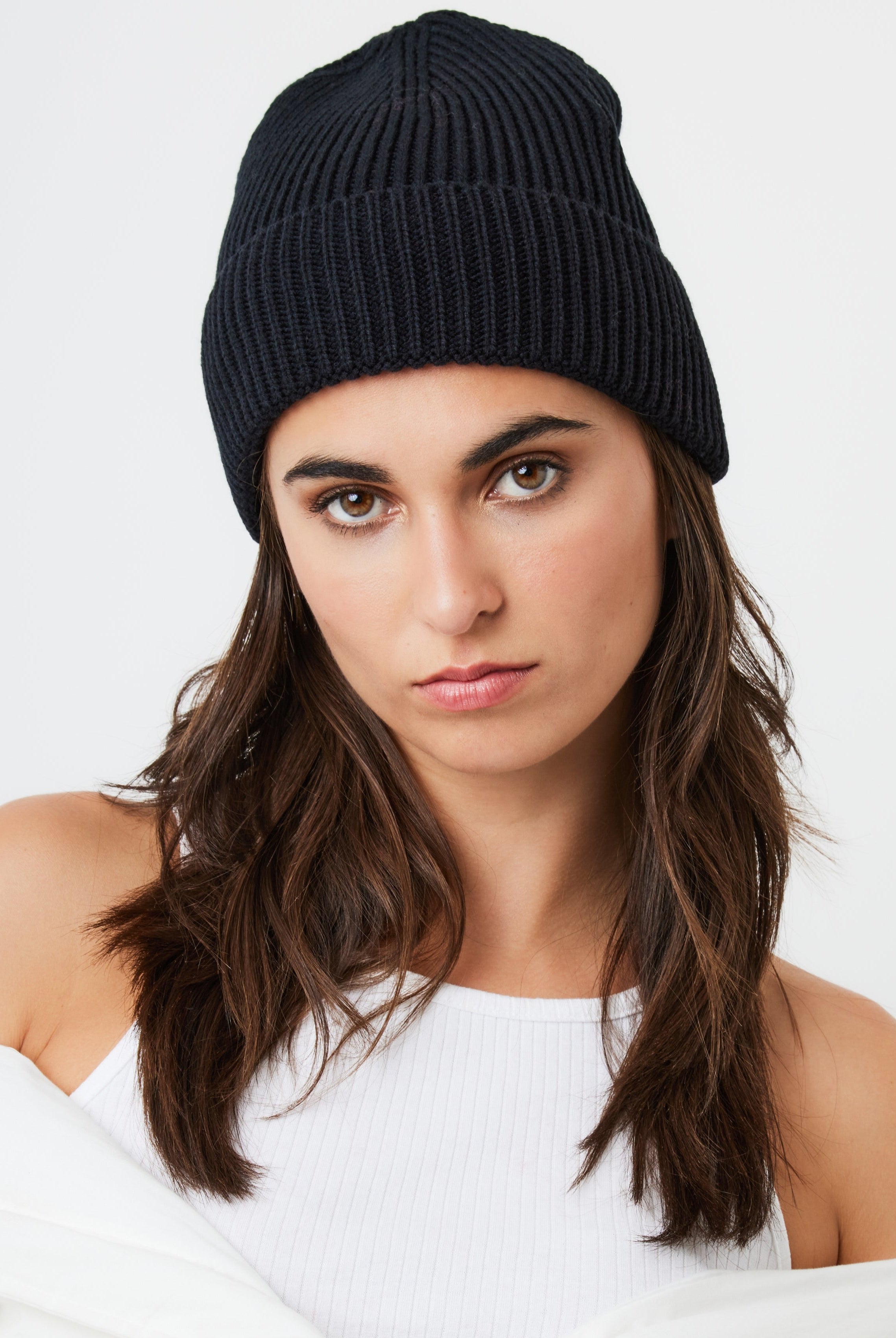 Woman's Ribbed Knitted Beanie in Black