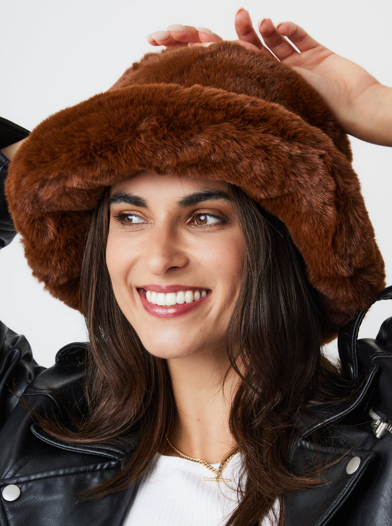 Fur Plush Bucket in Brown | faux fur | Plush | Fluffy | oversized | winter | autumn | fall | winter accessories | autumn accessories | fall accessories | women's accessories | accessory | ski | streetwear | street style | 90s | rachel green | women | 