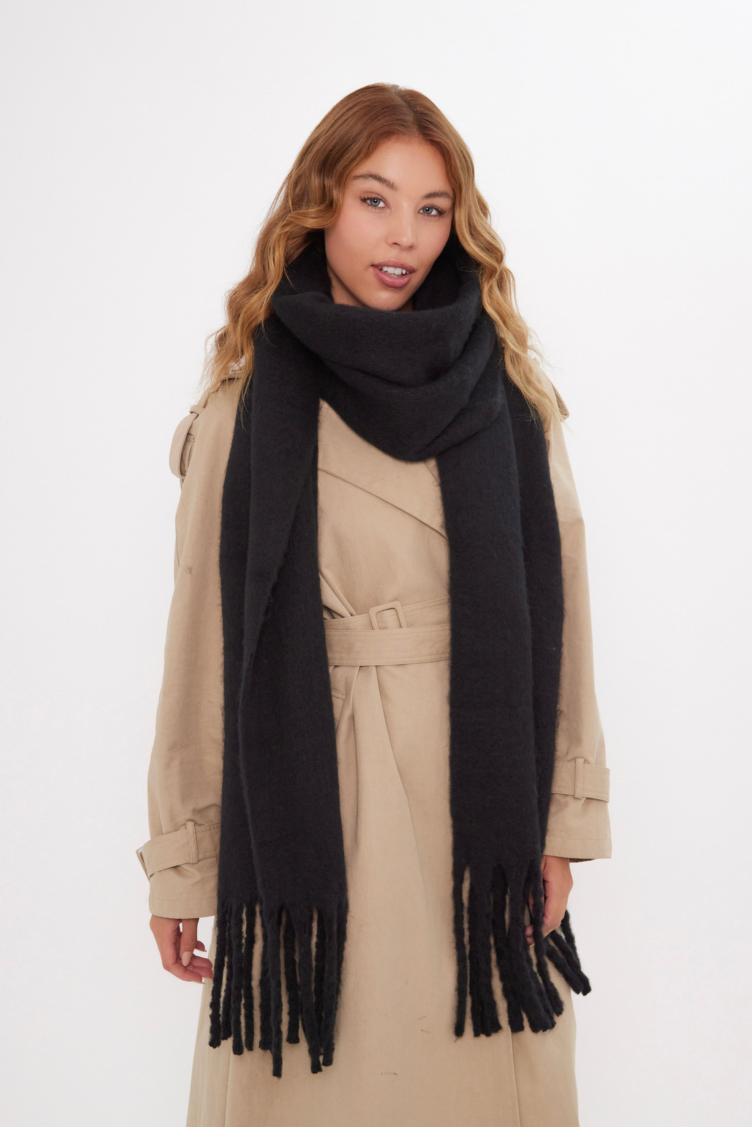Women’s Oversized Chunky Blanket Scarf in Black