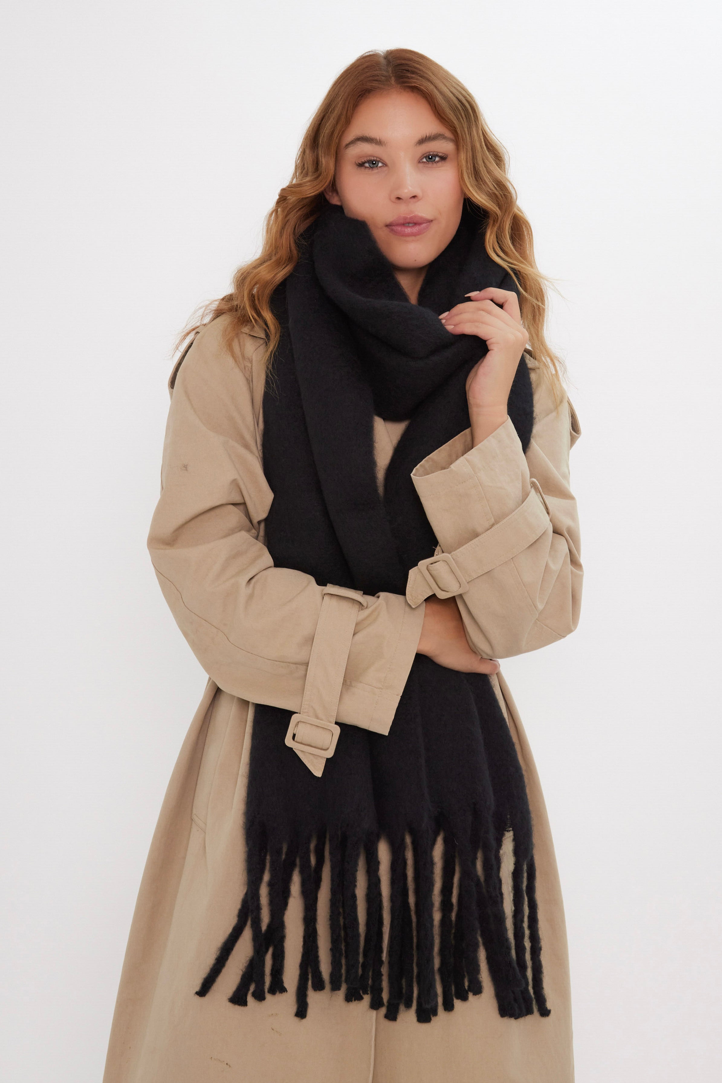Women’s Oversized Chunky Blanket Scarf in Black