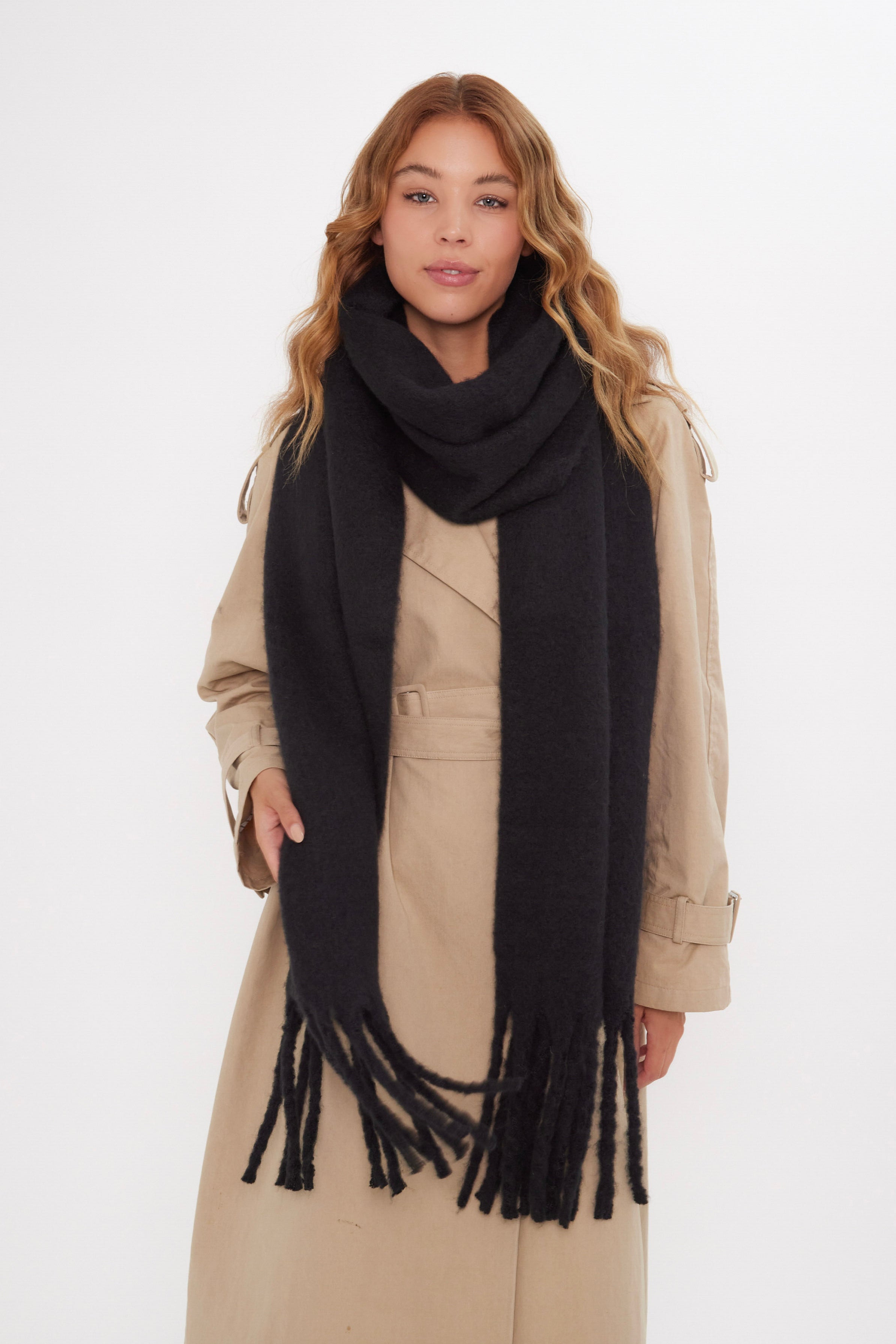 Women’s Oversized Chunky Blanket Scarf in Black