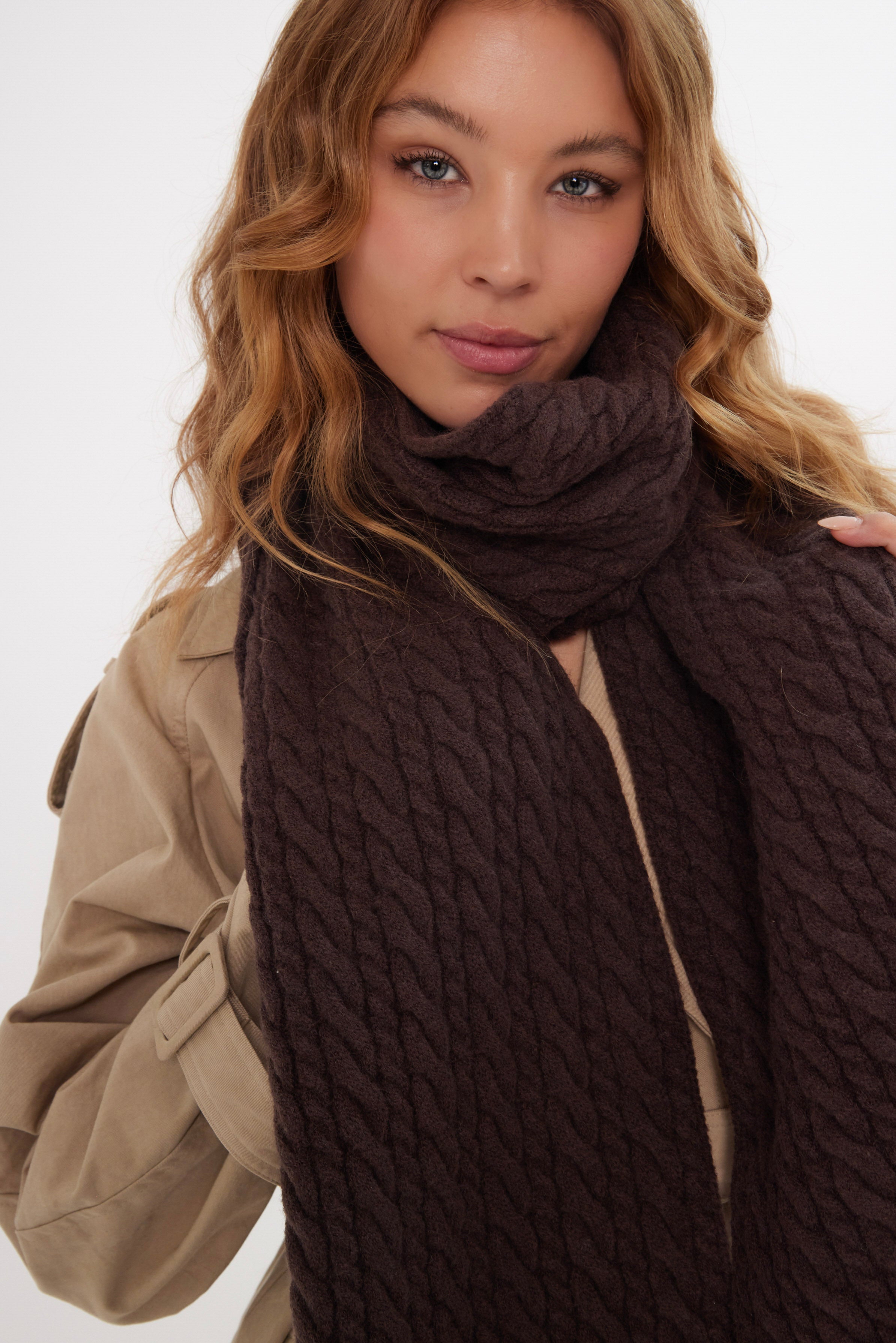 Women’s Cable Knitted Scarf in Brown