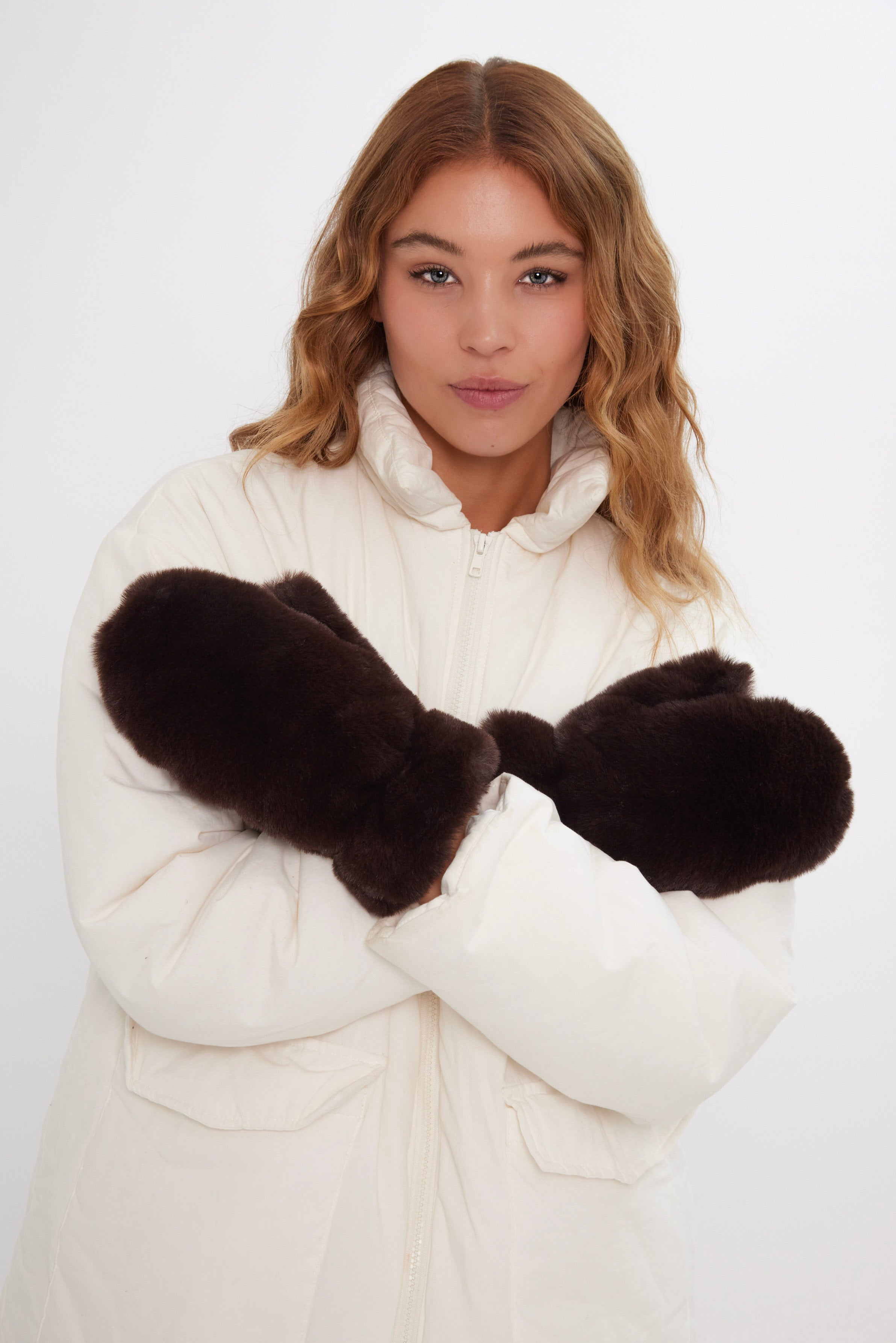 Women’s Fluffy Fur Mittens in Brown 