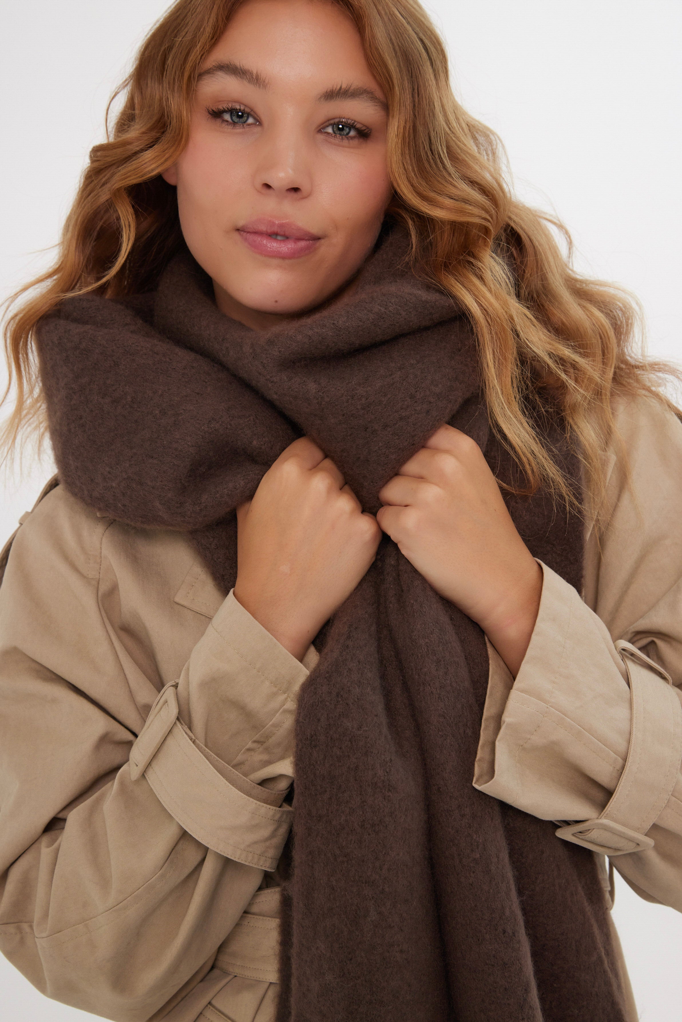 Women’s Oversized Chunky Blanket Scarf in Brown
