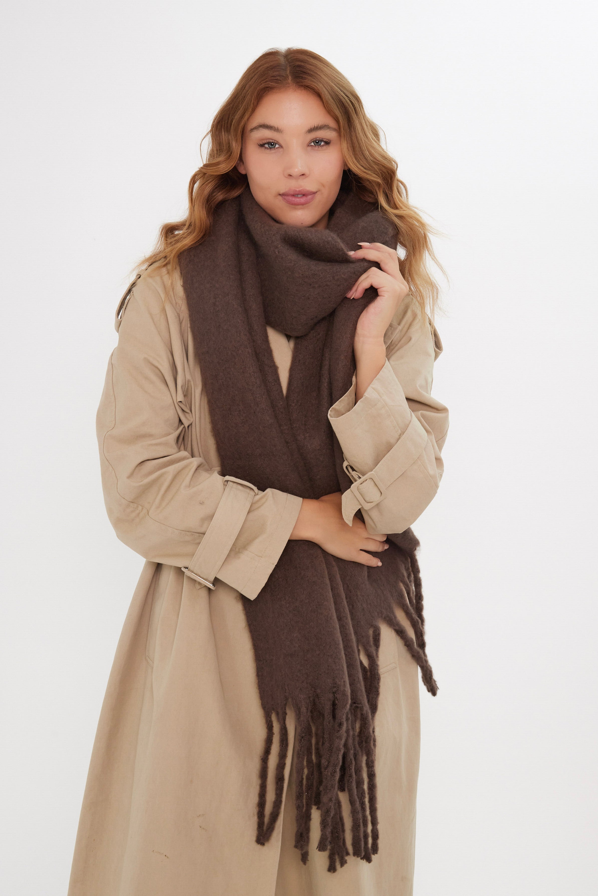 Women’s Oversized Chunky Blanket Scarf in Brown