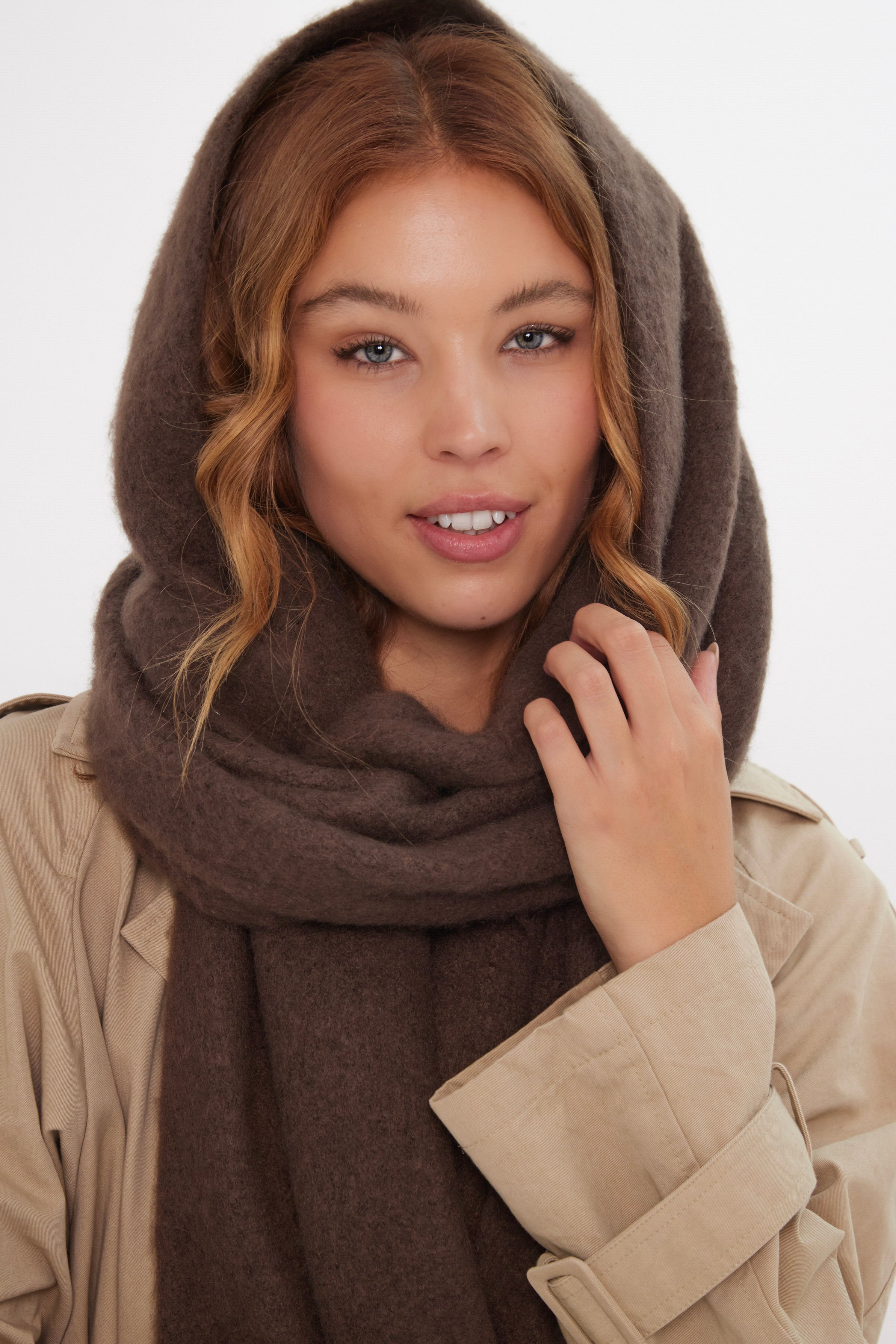 Women’s Oversized Chunky Blanket Scarf in Brown