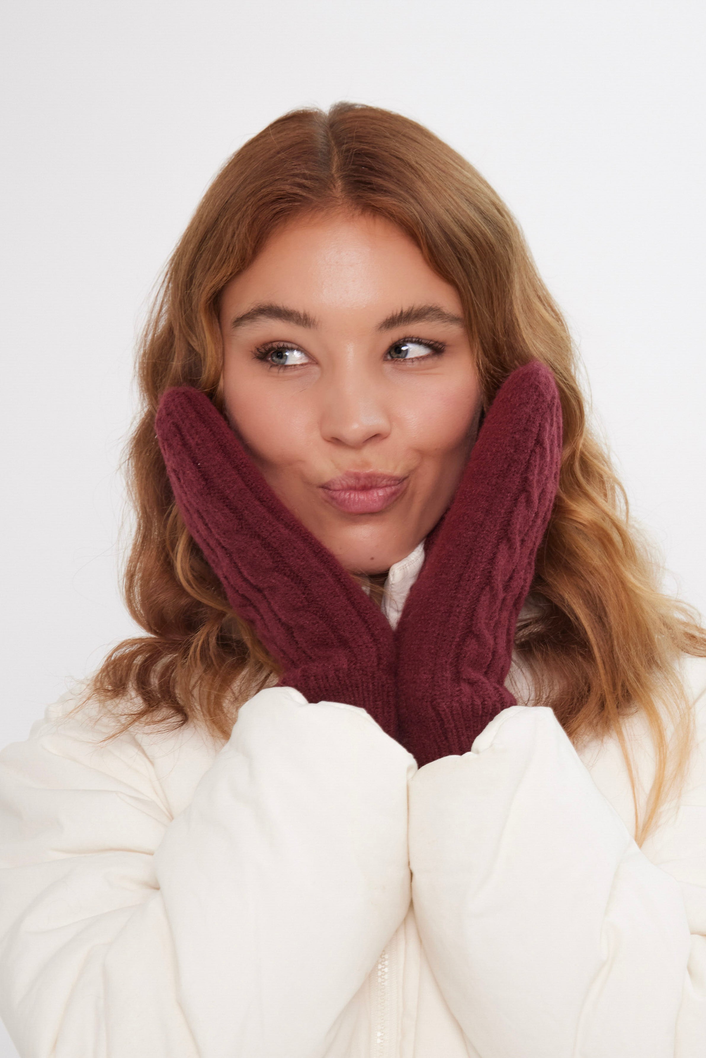 Women’s Cable Knit Mittens in Burgundy