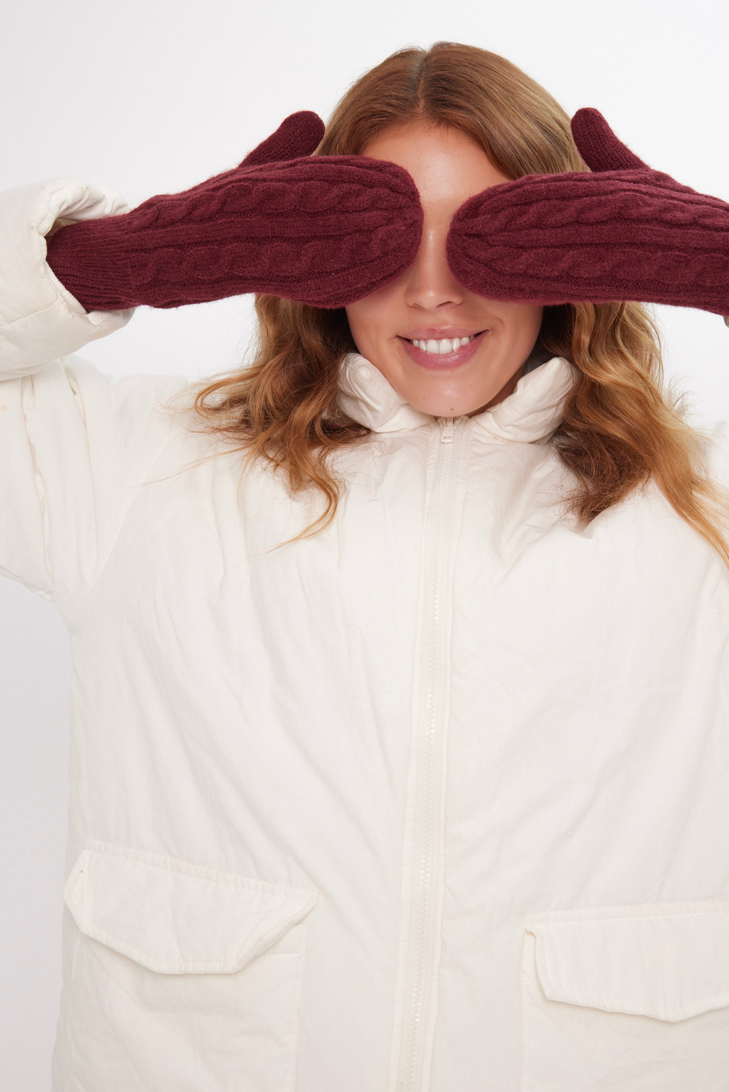 Women’s Cable Knit Mittens in Burgundy