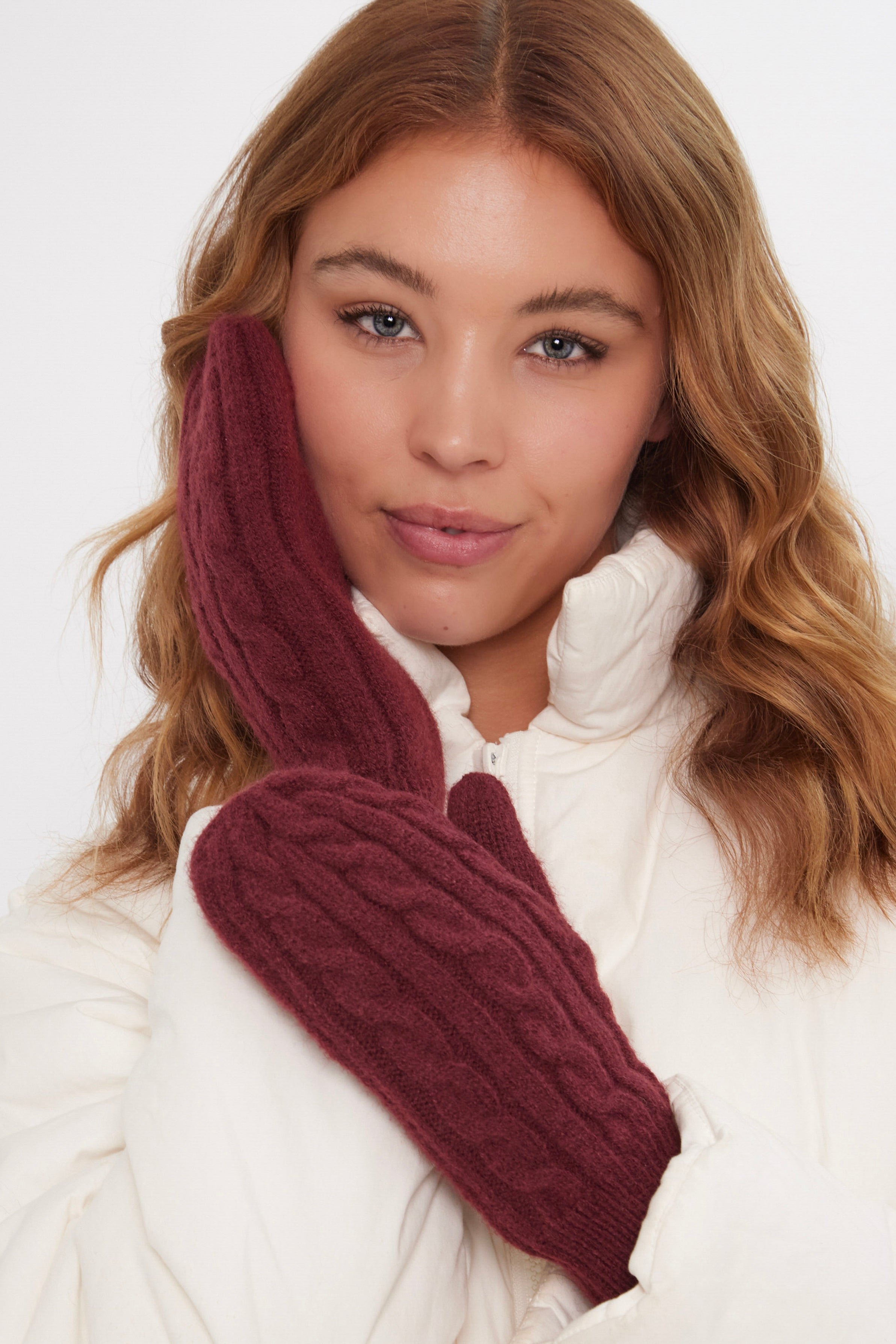 Women’s Cable Knit Mittens in Burgundy