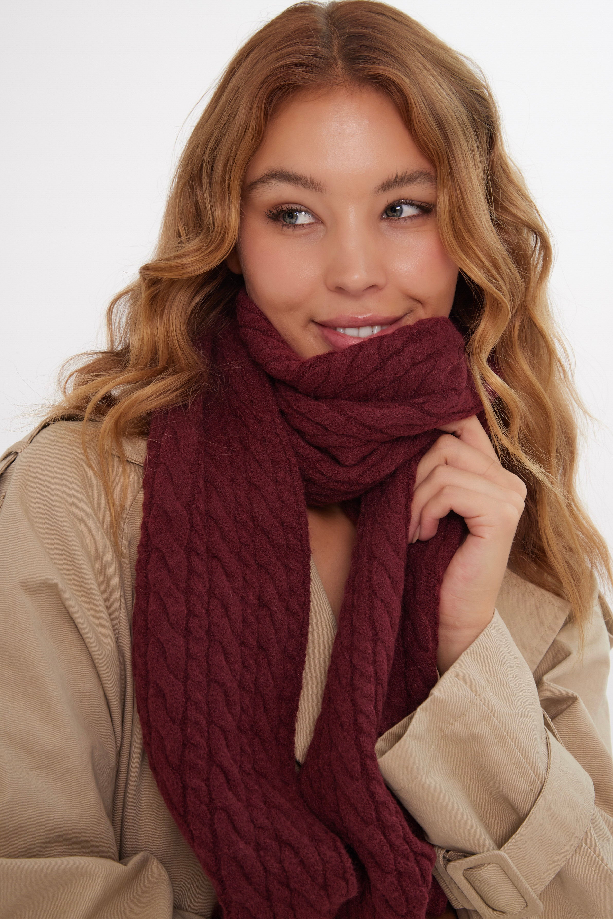 Women’s Cable Knitted Scarf in Burgundy