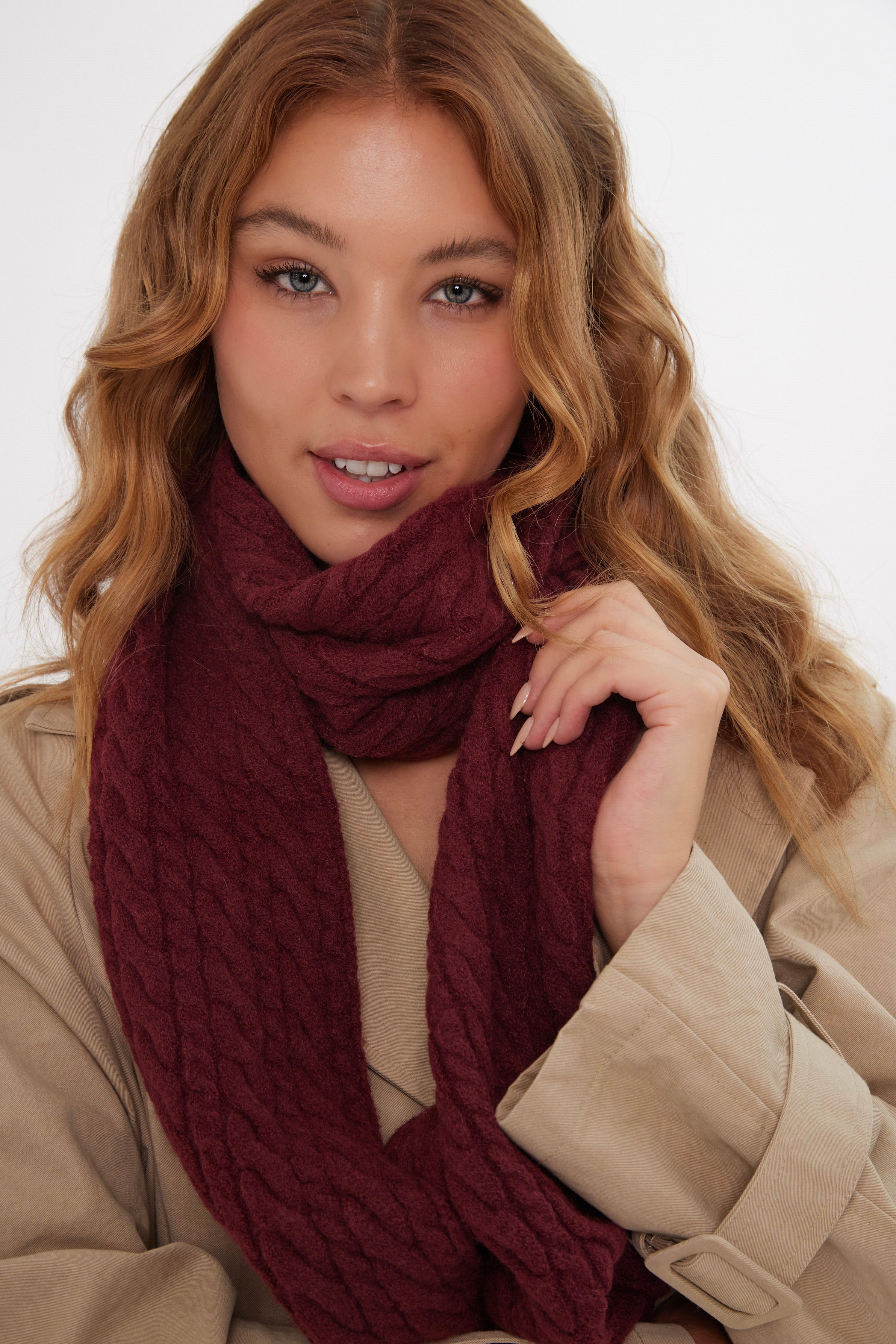 Women’s Cable Knitted Scarf in Burgundy