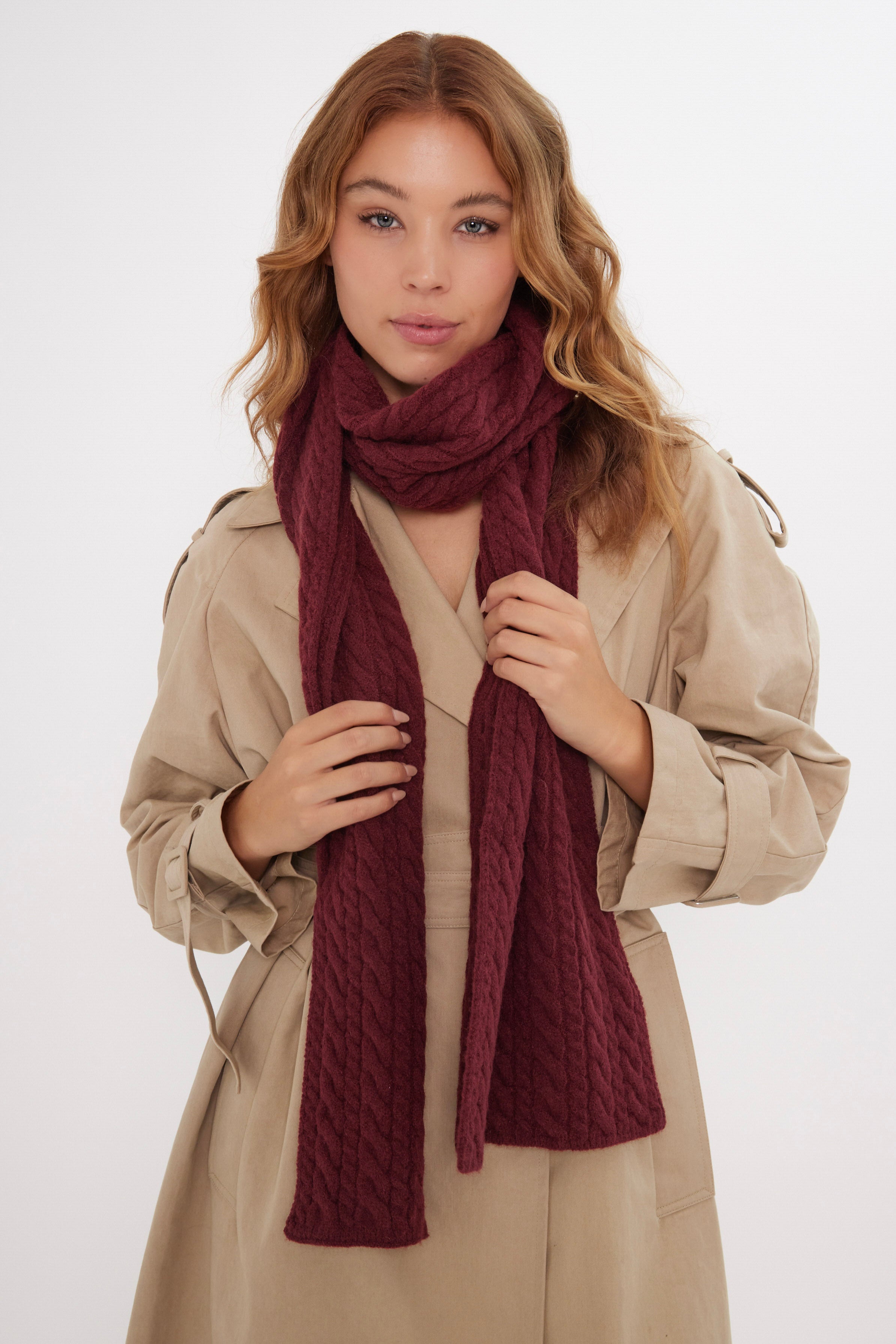 Women’s Cable Knitted Scarf in Burgundy