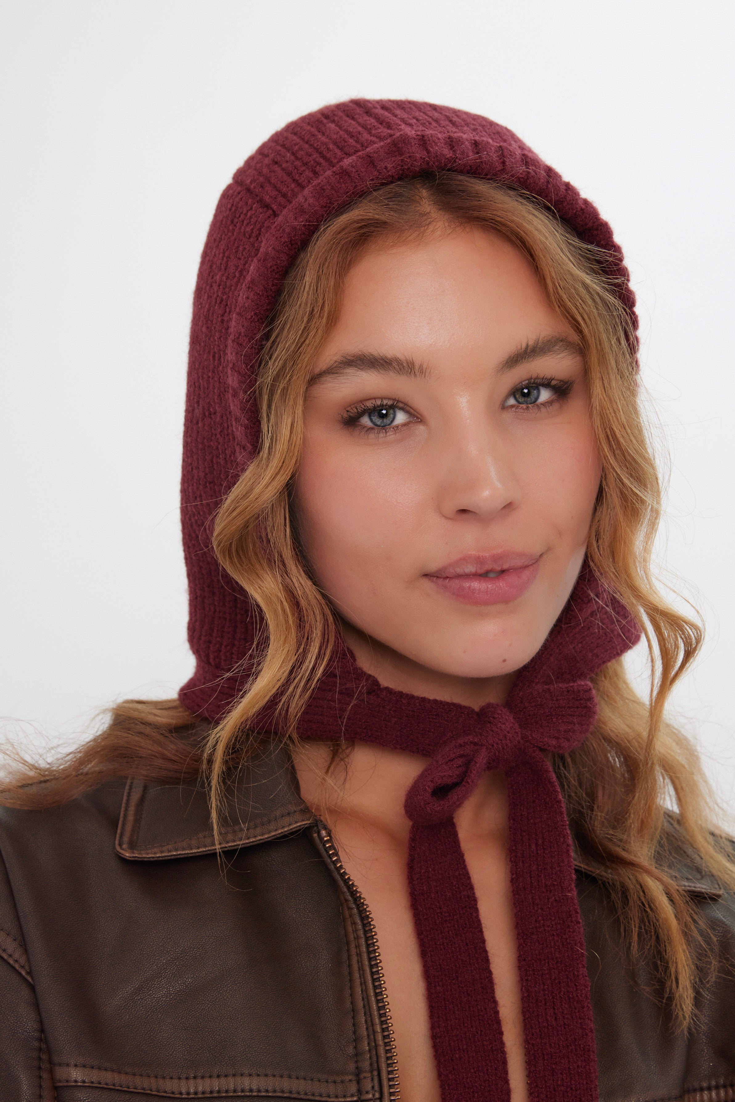 Women’s Knitted Bonnet in Burgundy 