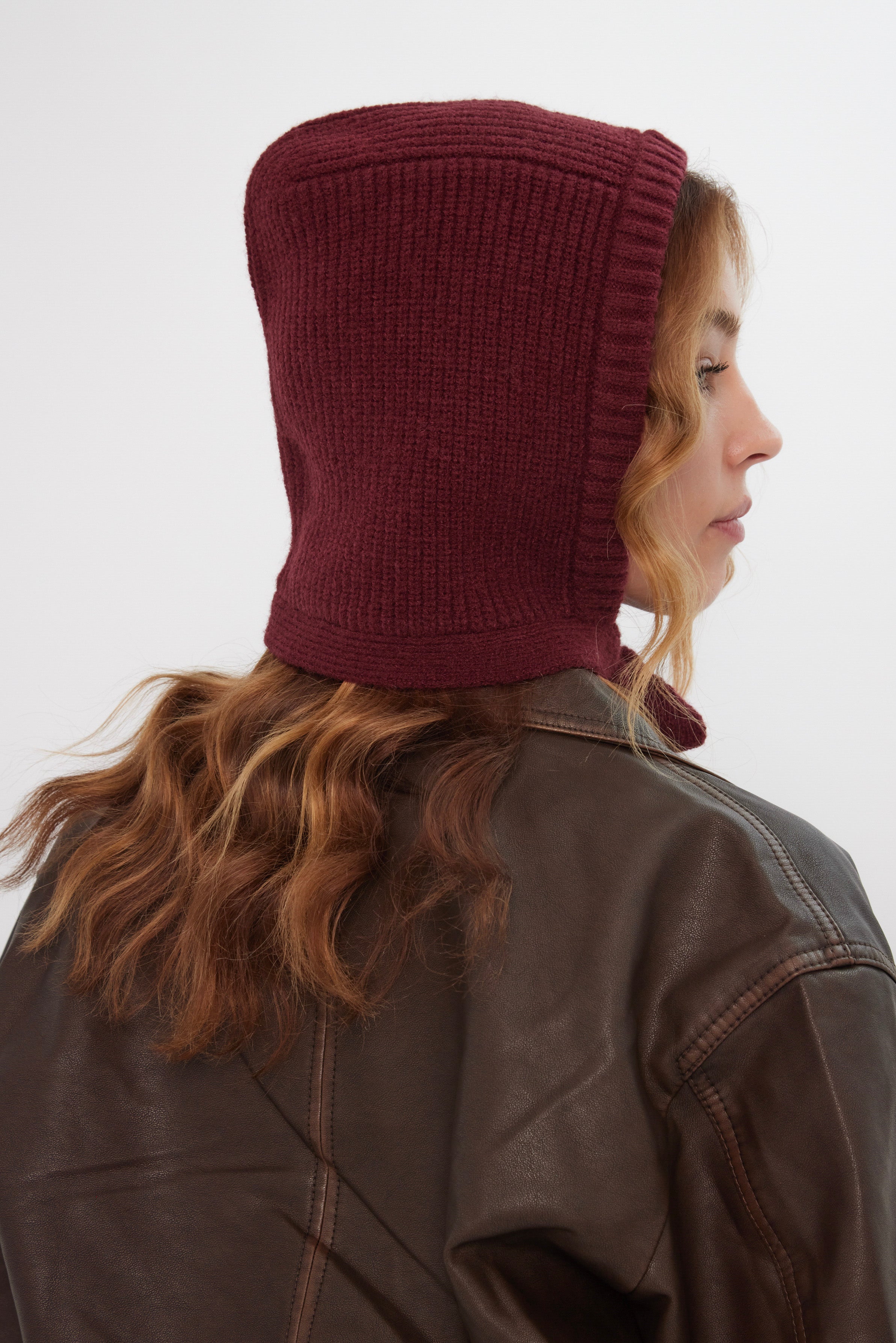 Women’s Knitted Bonnet in Burgundy 