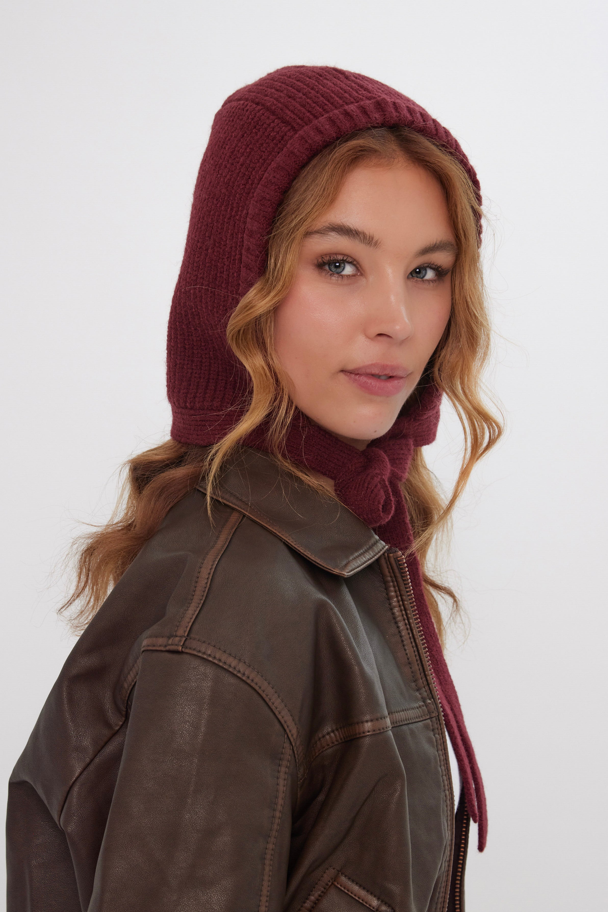 Women’s Knitted Bonnet in Burgundy 