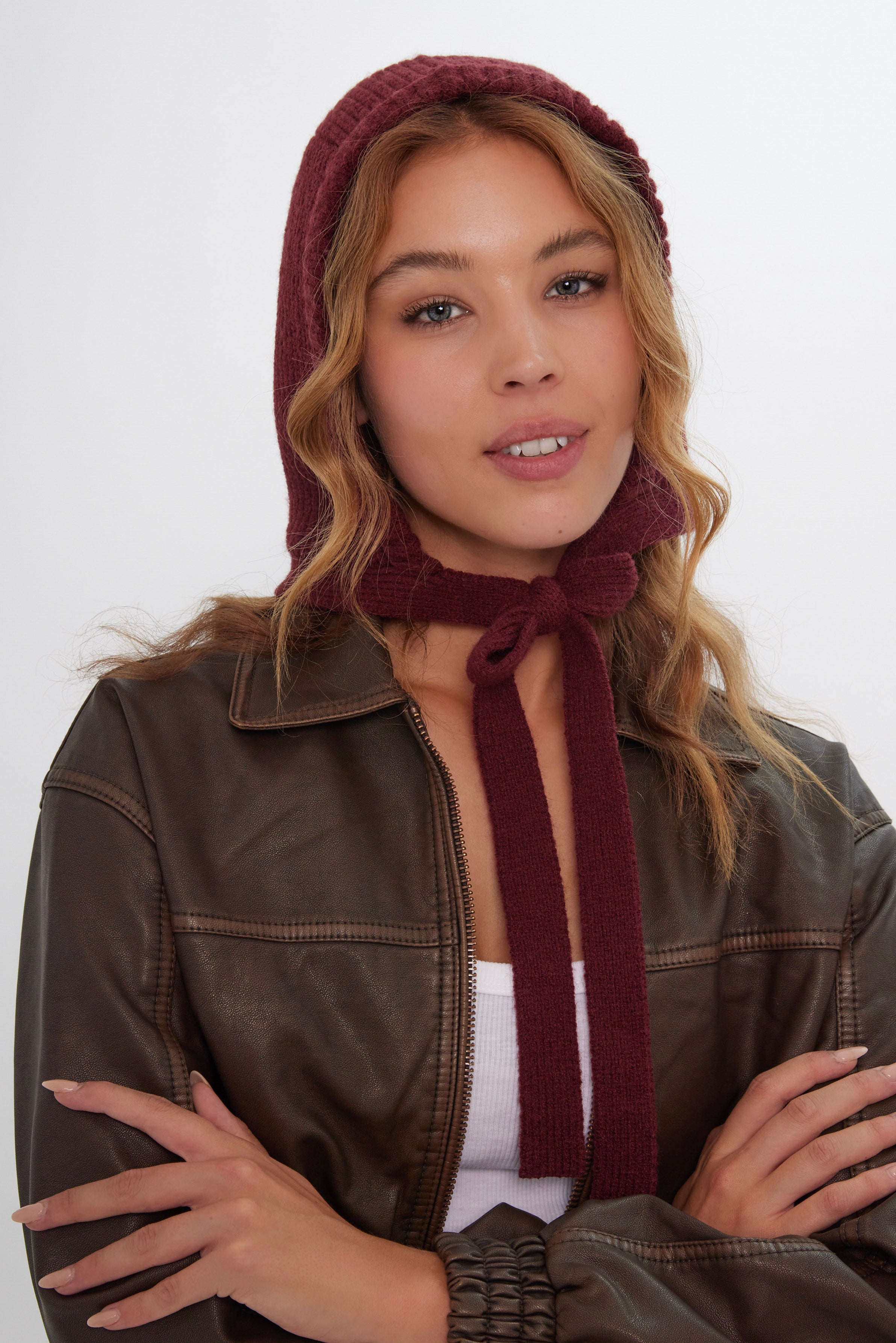 Women’s Knitted Bonnet in Burgundy 