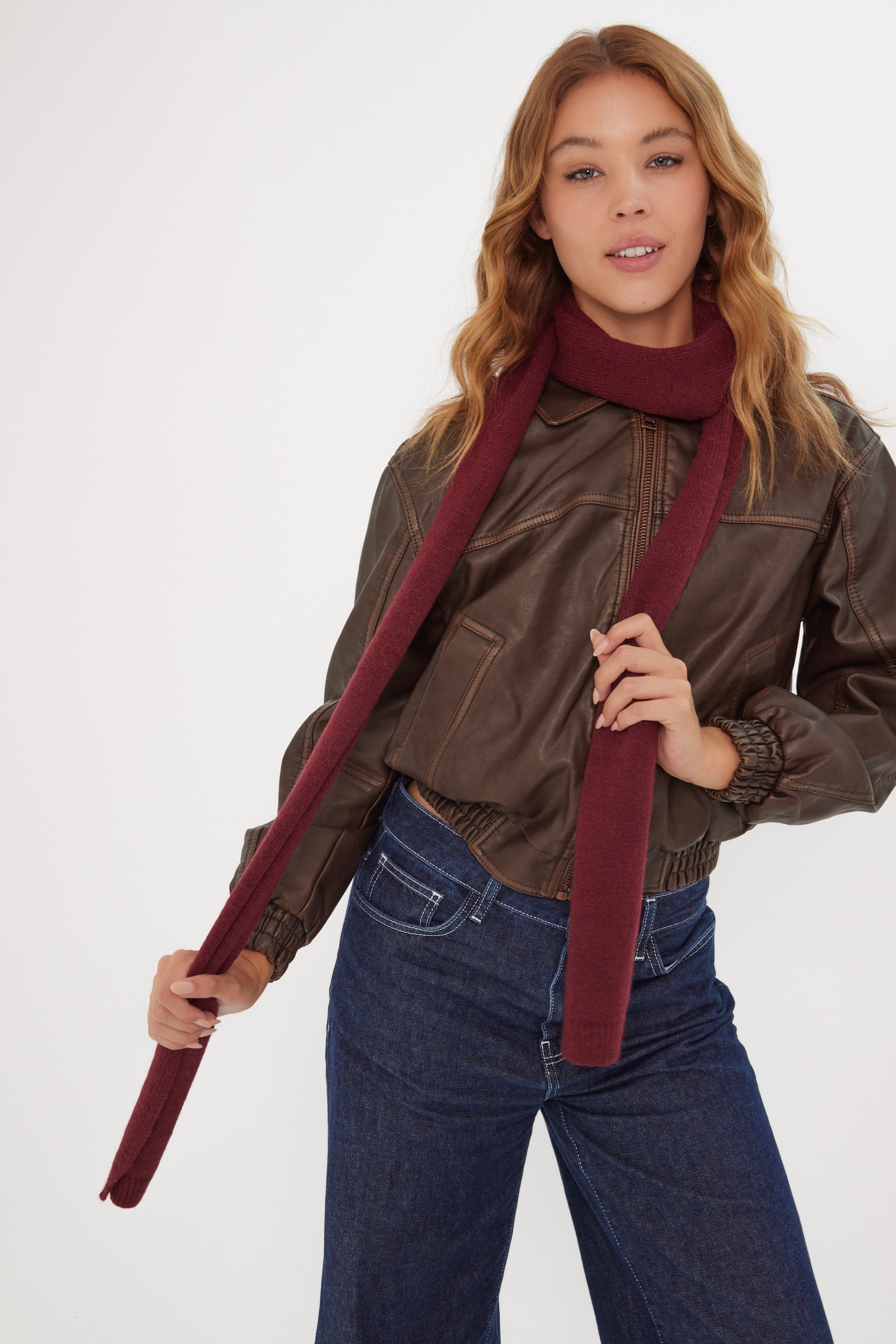Women’s Knitted Skinny Scarf in Burgundy