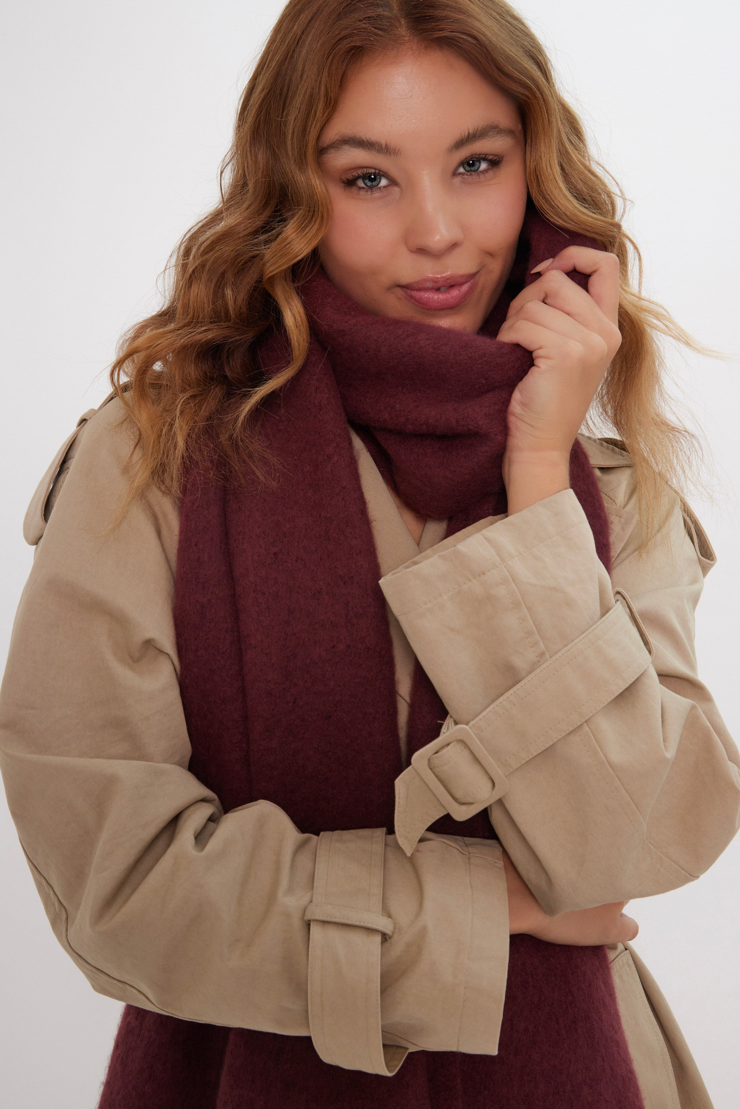 Women’s Oversized Chunky Blanket Scarf in Burgundy