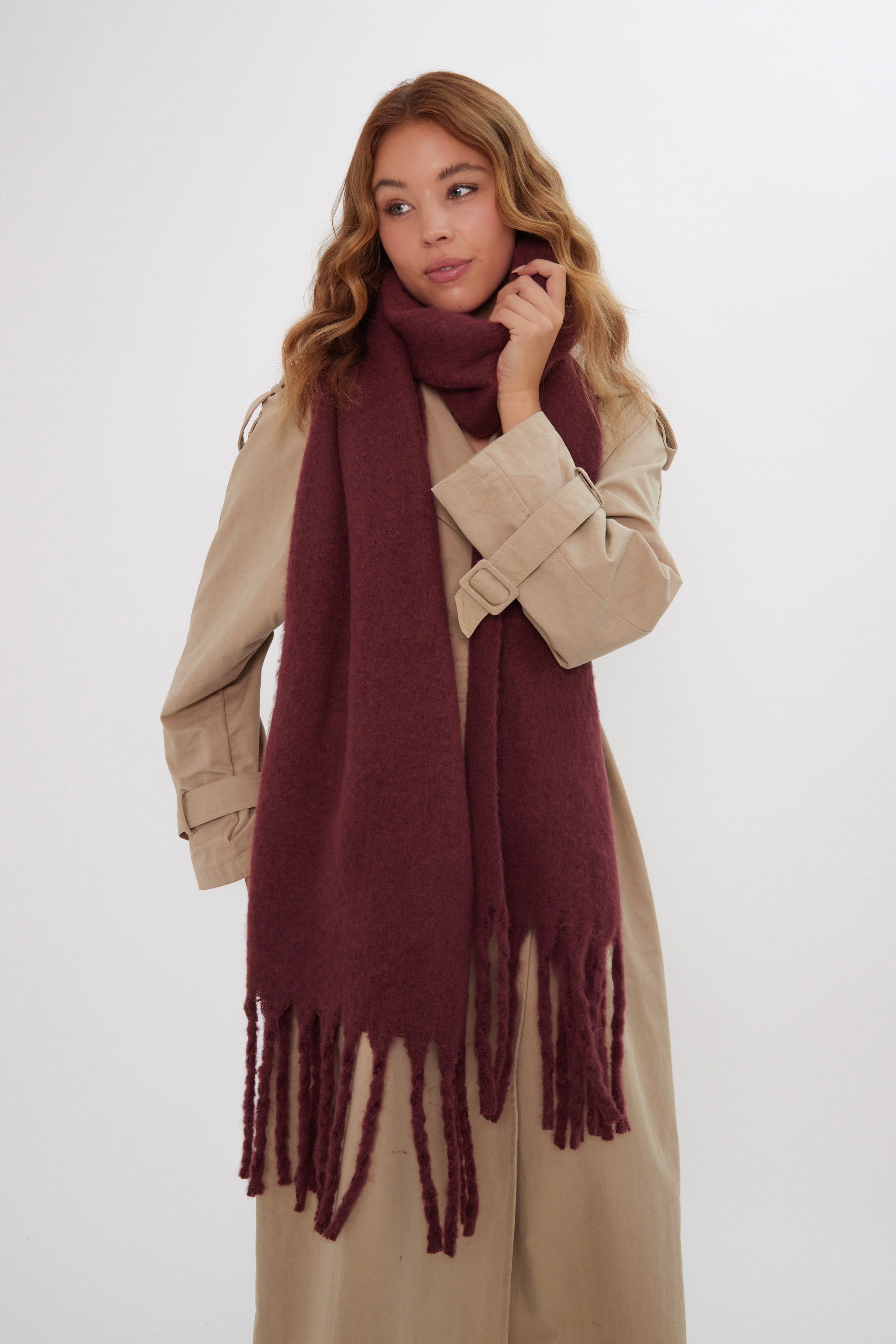 Women’s Oversized Chunky Blanket Scarf in Burgundy