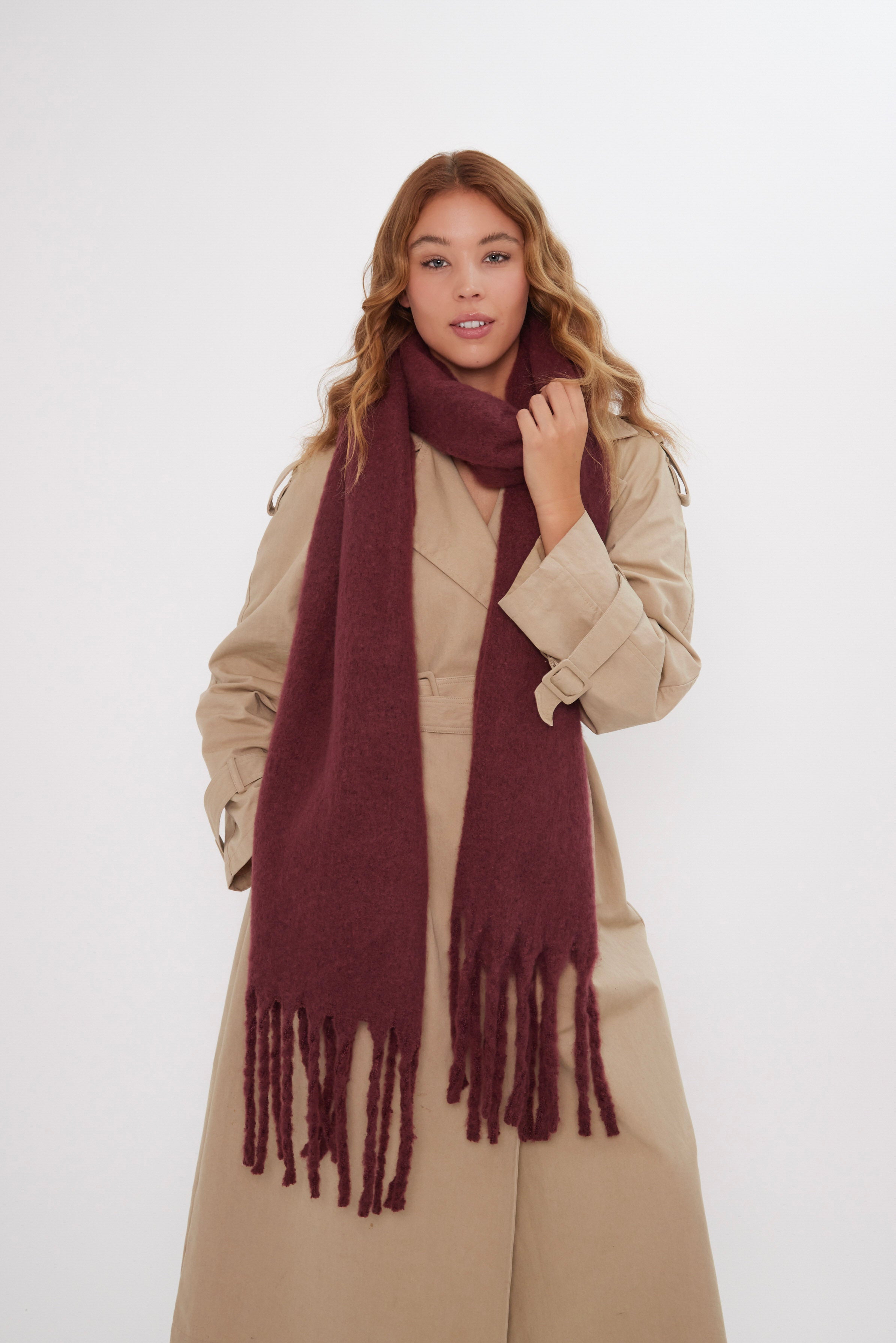 Women’s Oversized Chunky Blanket Scarf in Burgundy