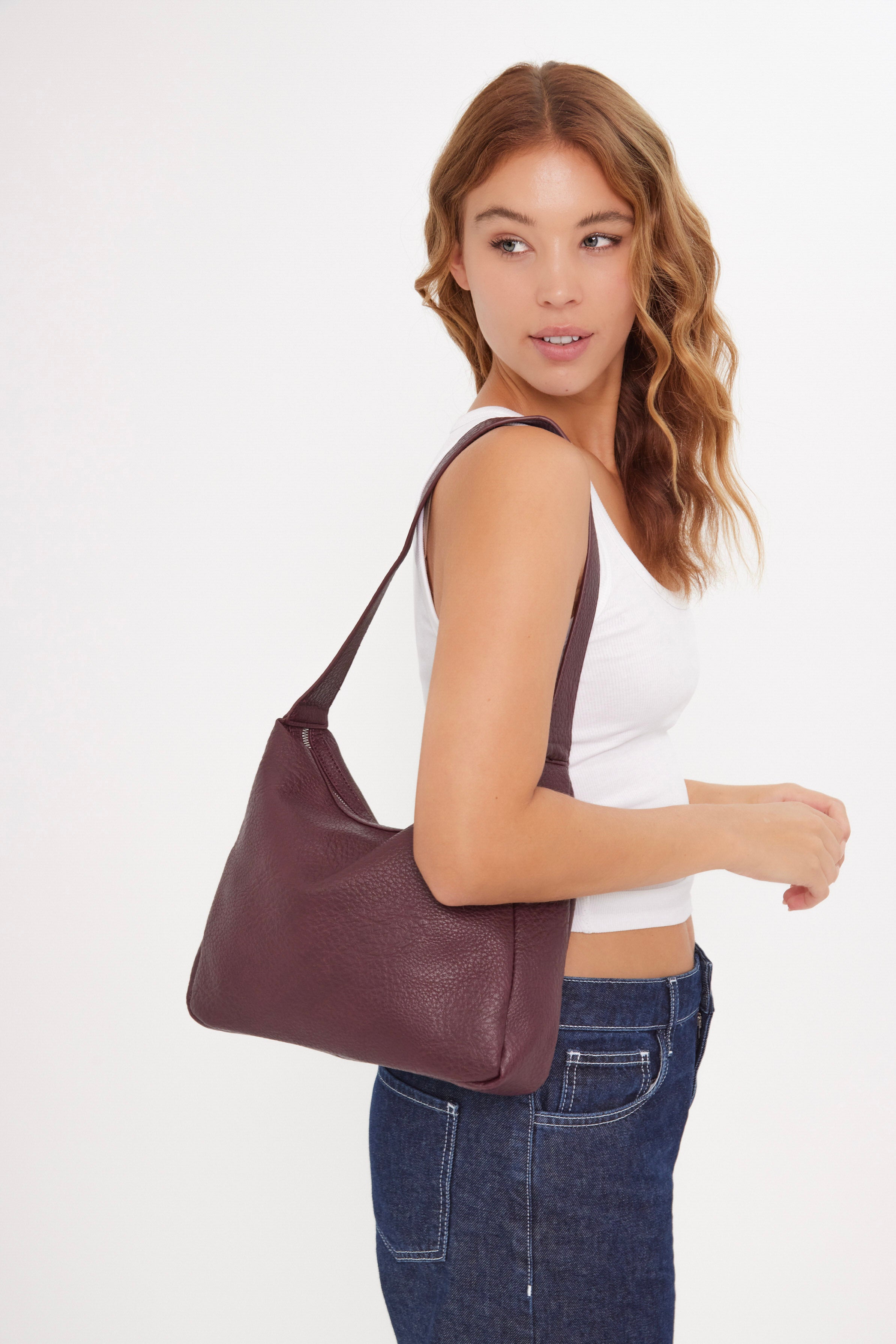 Women’s Slouchy Leather-Look Shoulder bag in Burgundy