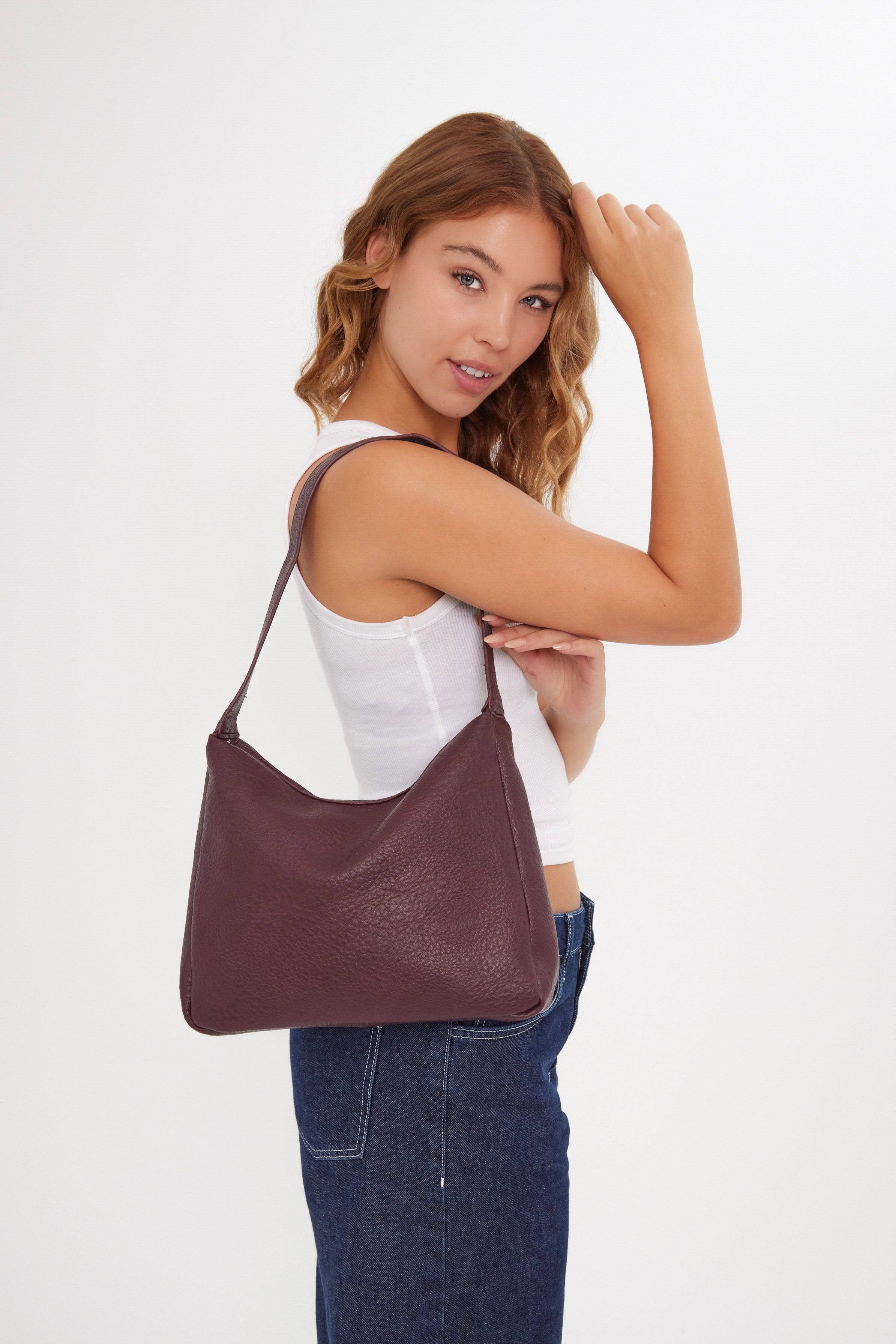 Women’s Slouchy Leather-Look Shoulder bag in Burgundy