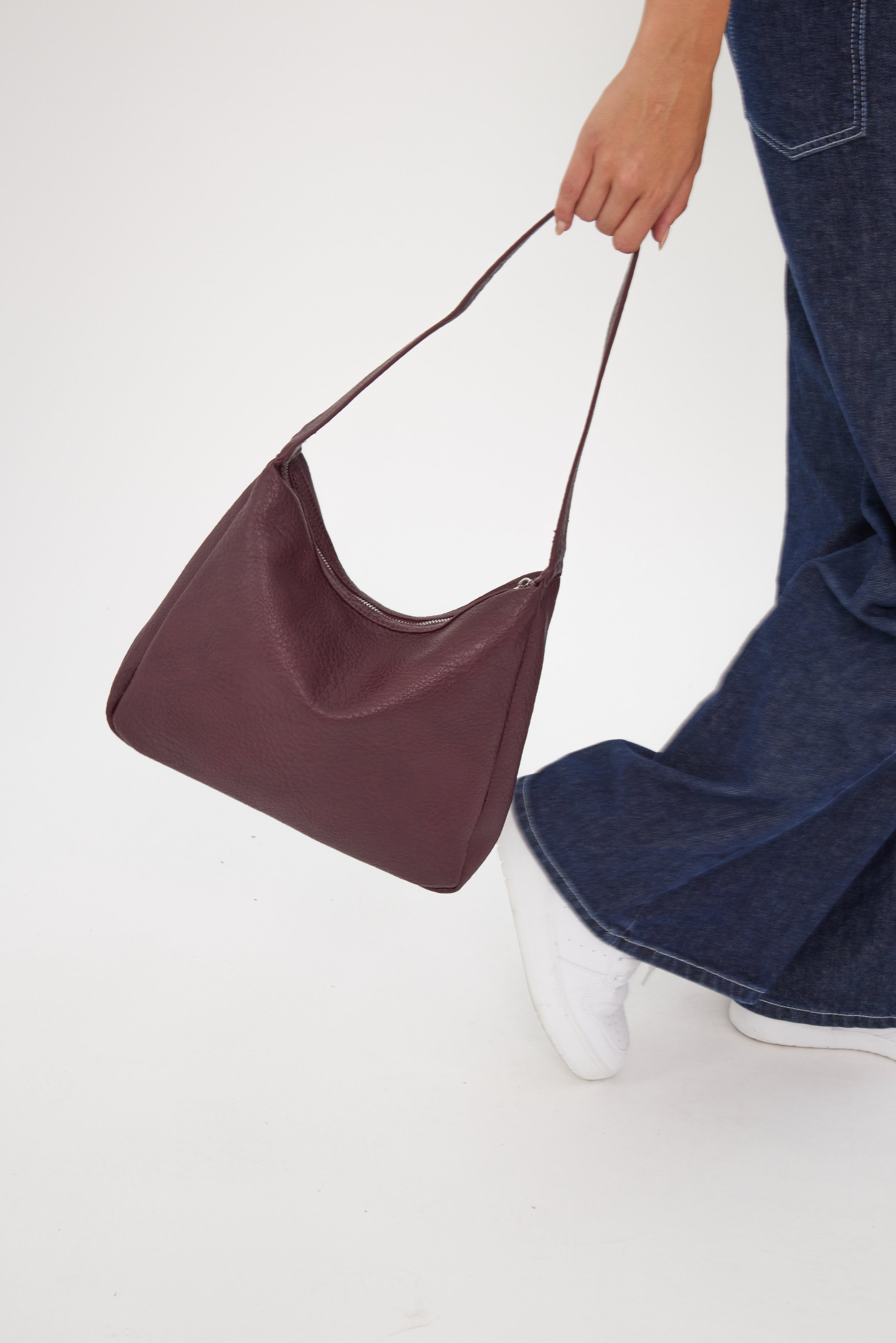 Women’s Slouchy Leather-Look Shoulder bag in Burgundy