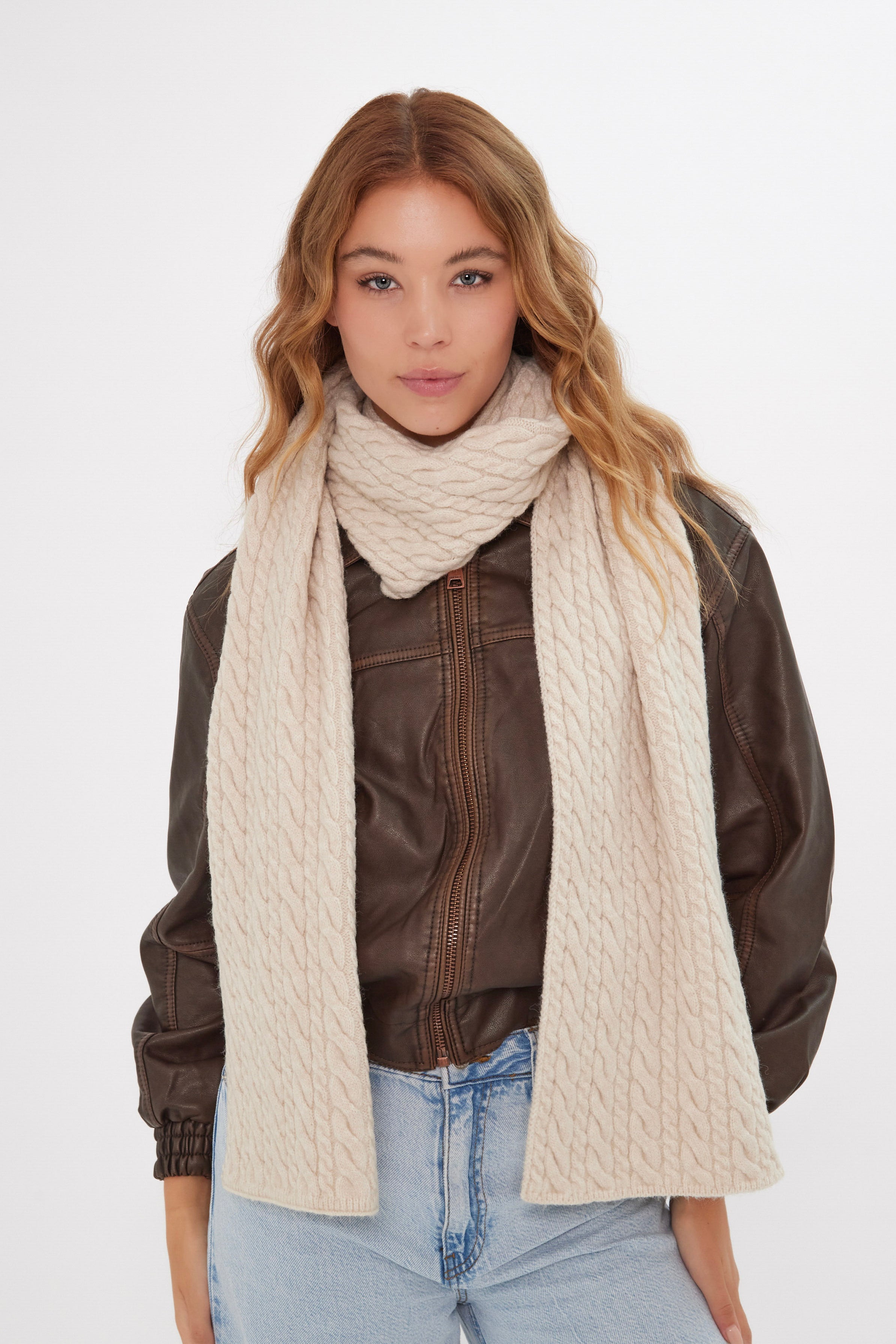 Women’s Cable Knitted Scarf in Cream 