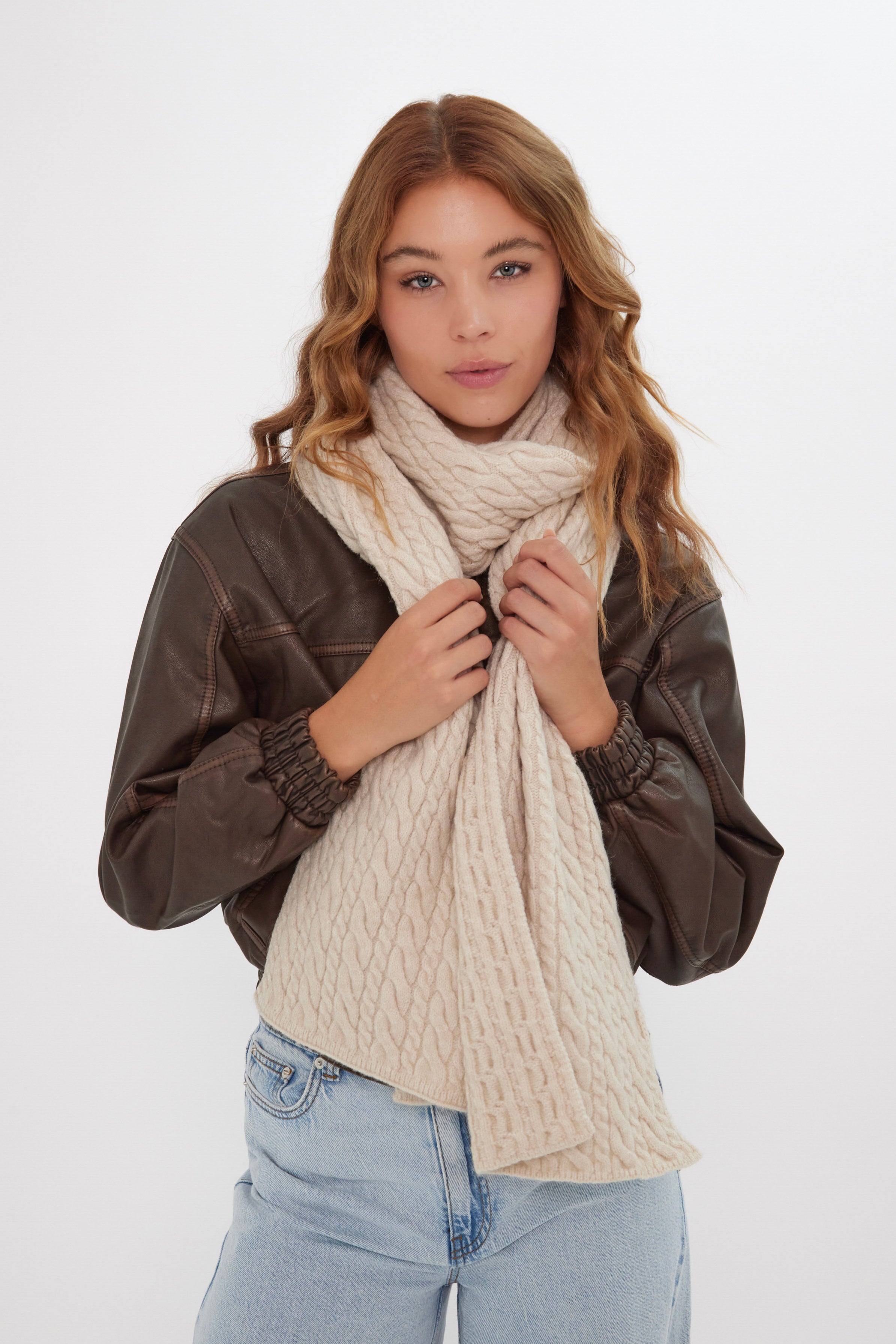 Women’s Cable Knitted Scarf in Cream 