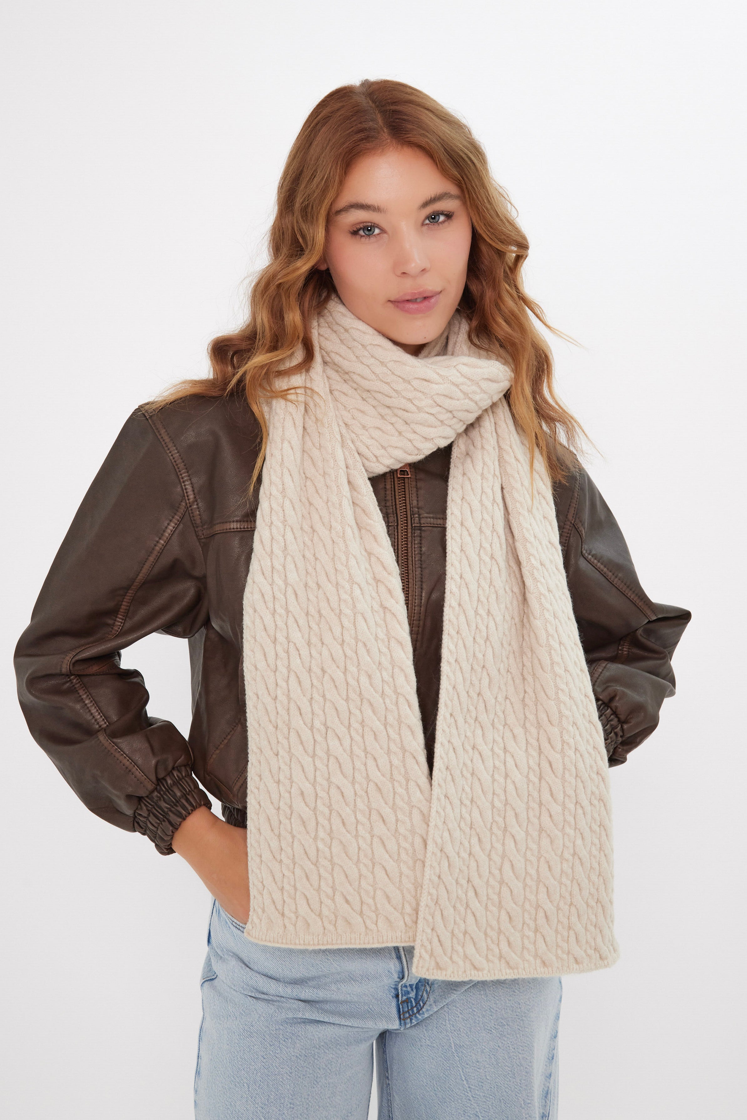 Women’s Cable Knitted Scarf in Cream 
