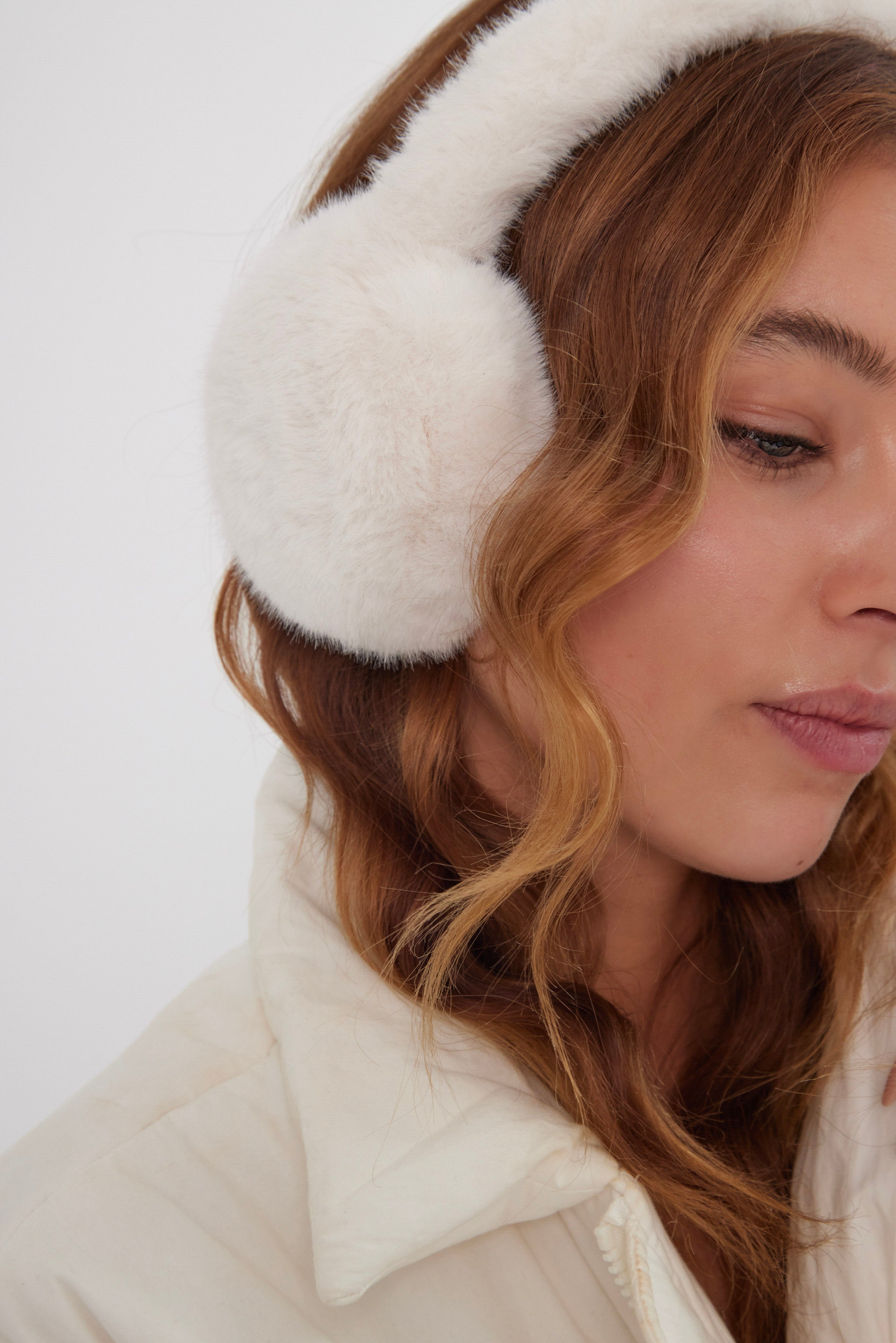 Women’s Fur Earmuffs in Cream 